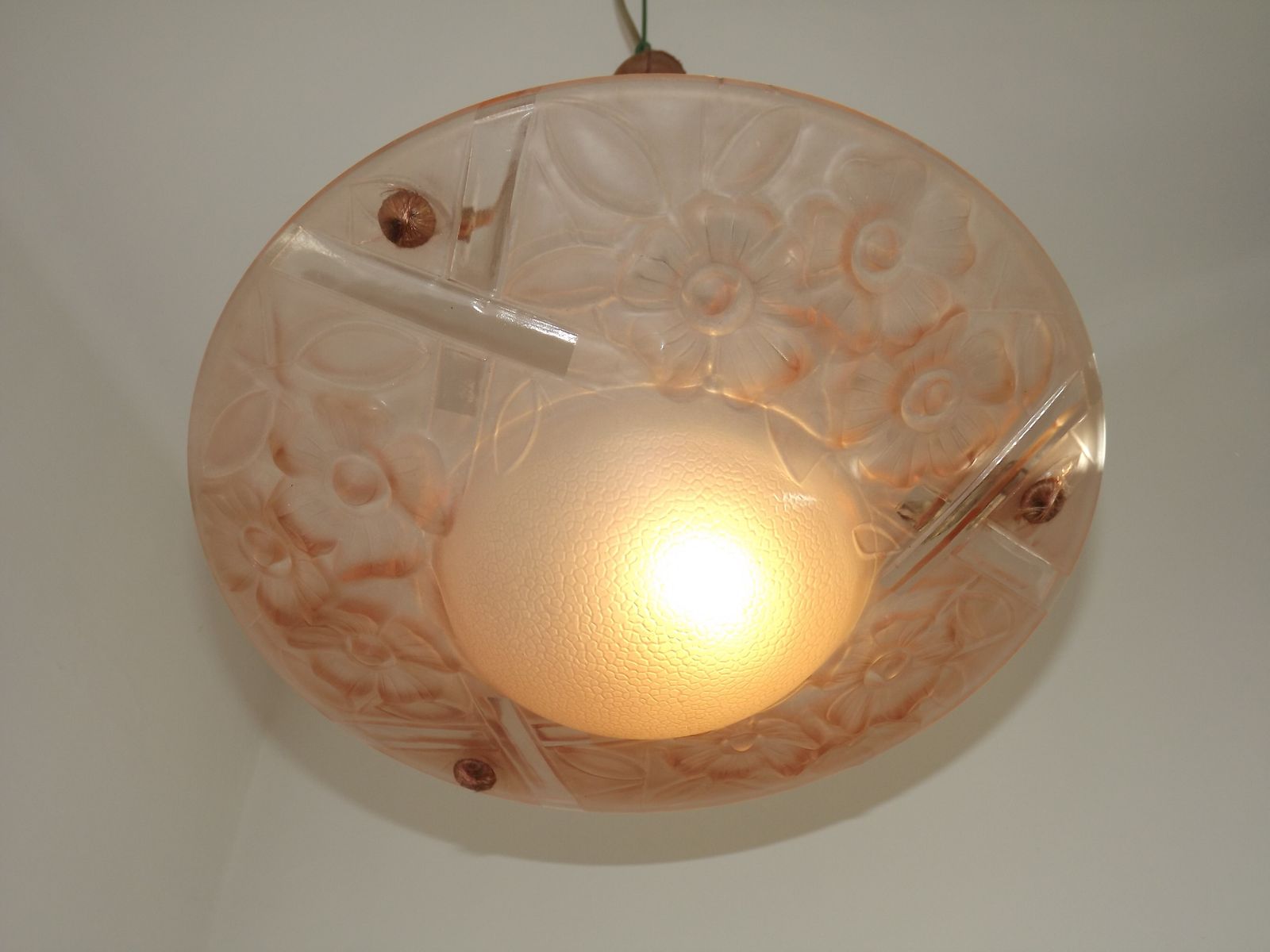 Verlichting Franse Art Deco plafondlamp met roze glas en bloemmotief, gestempeld S.E.V.B.A photo