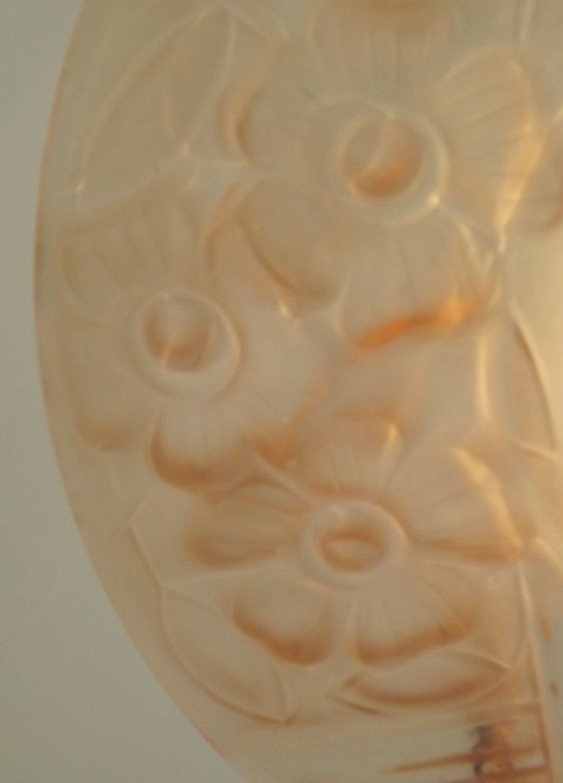 Franse Art Deco plafondlamp met roze glas en bloemmotief, gestempeld S.E.V.B.A photo 255.0