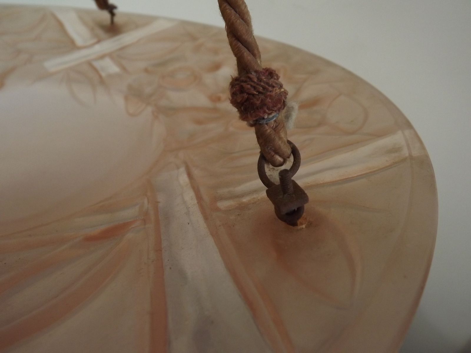 Franse Art Deco plafondlamp met roze glas en bloemmotief, gestempeld S.E.V.B.A photo buy