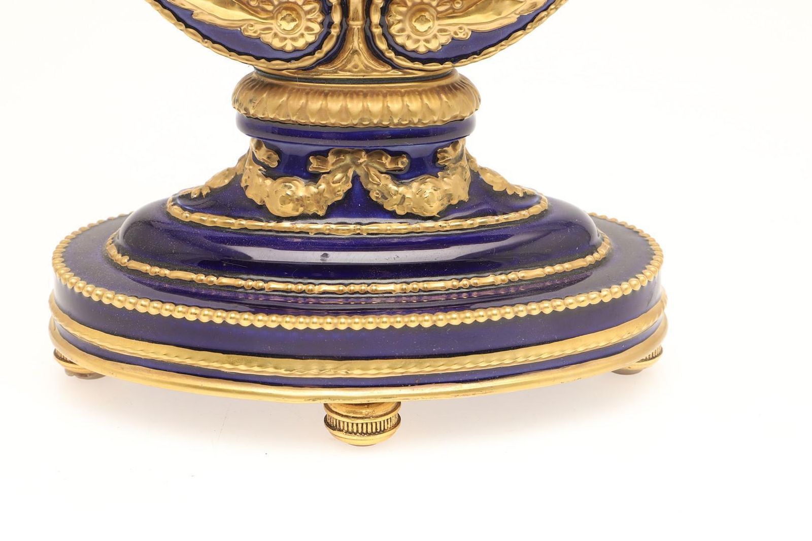 photo vinterior V&A Marie Antoinette Mantel Clock Sèvres Style Porcelain Gilt Bronze Decoration