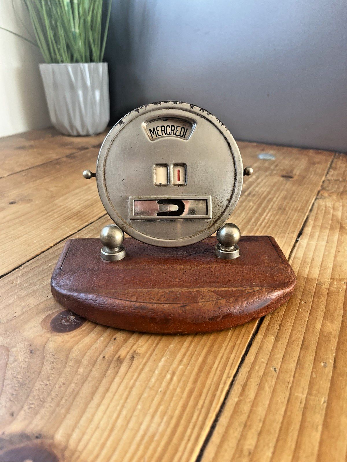 French Art Deco Mistral Working Lever Perpetual Desk Top Calendar Leather Chrome photo Home Decor