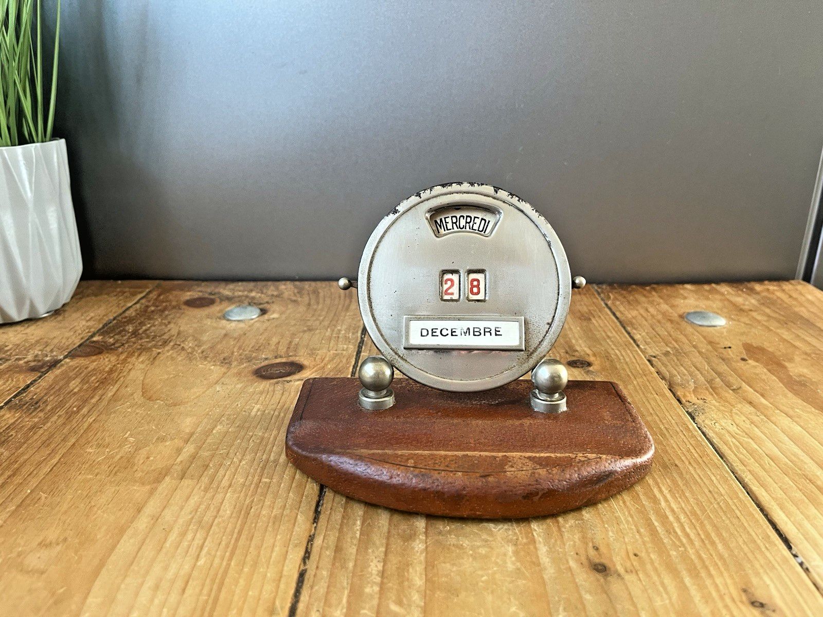 photo vinterior French Art Deco Mistral Working Lever Perpetual Desk Top Calendar Leather Chrome
