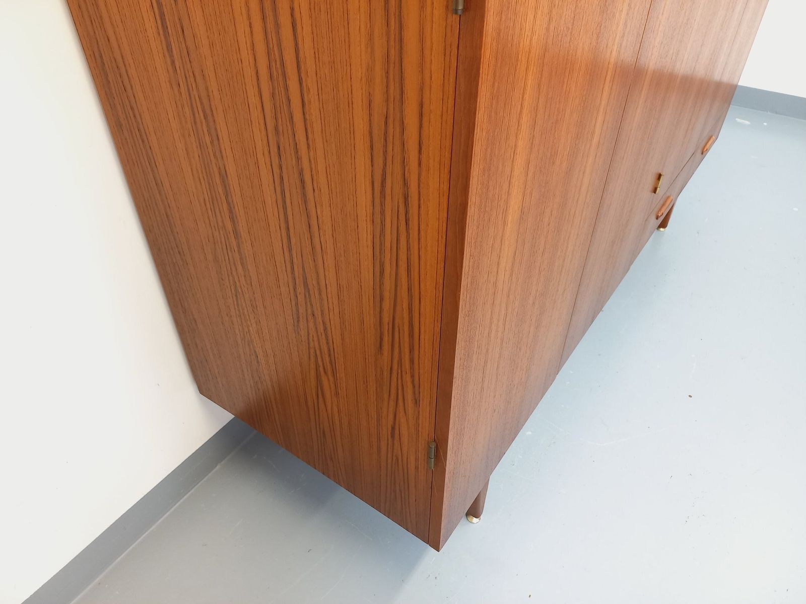 photo vintage Scandinavian Wardrobe With 4 Teak Doors