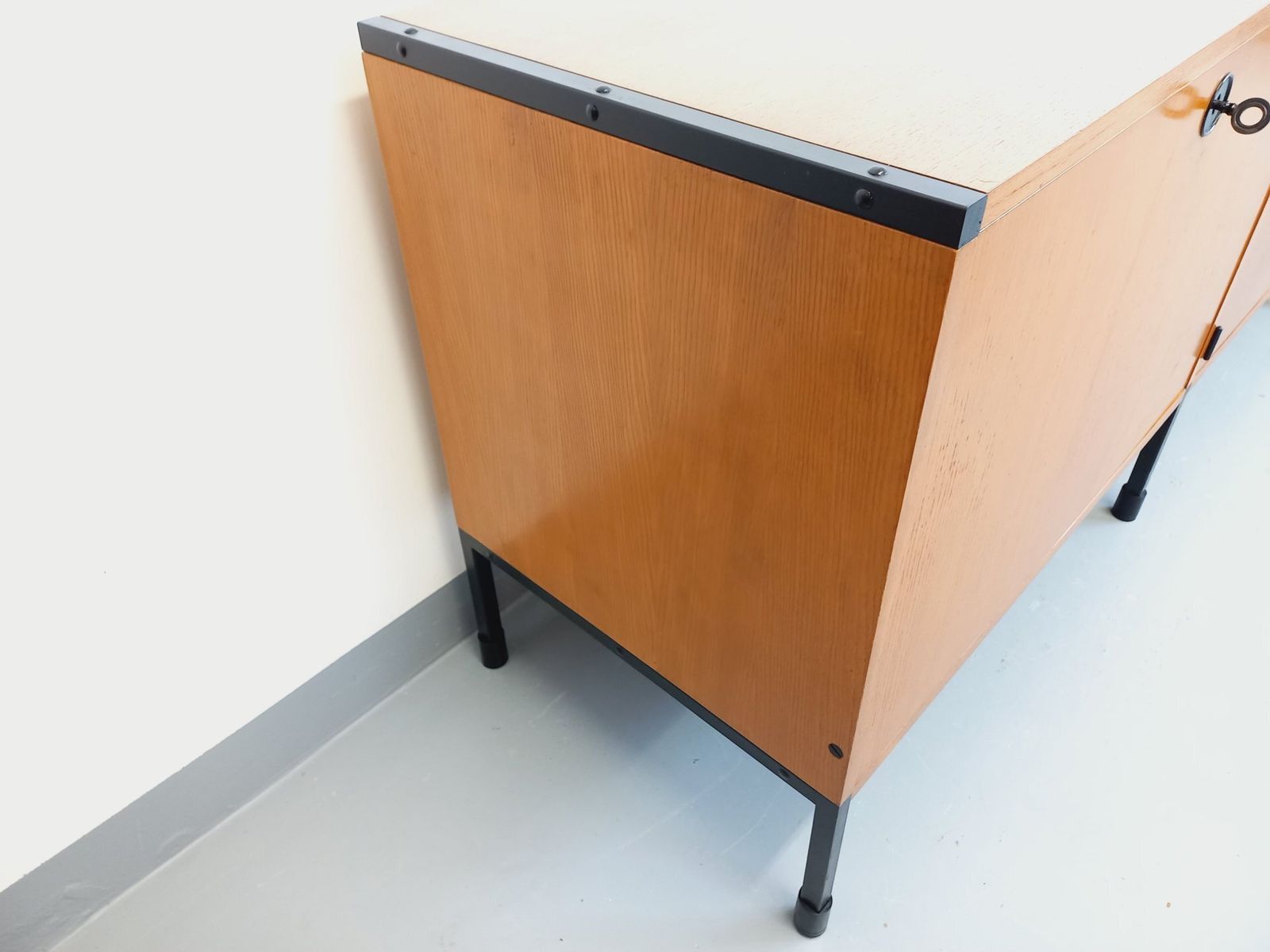 photo vintage Arp Minvielle Sideboard By Guariche Mortier Motte In Ash And Black Metal