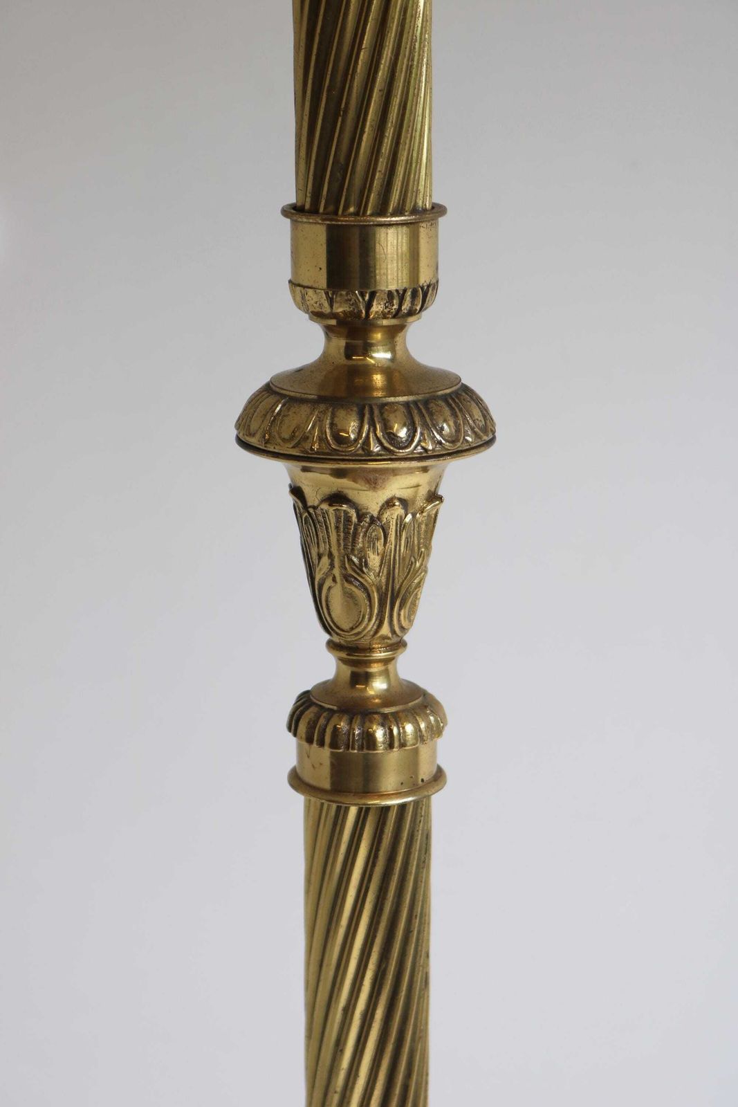 Mid Century Sierlijke Vrijstaande Messing Kapstok – Italiaanse Vintage Gouden Kapstok Uit De Jaren 1960, Antiekstijl Met Gedraaide Kolom photo vinterior