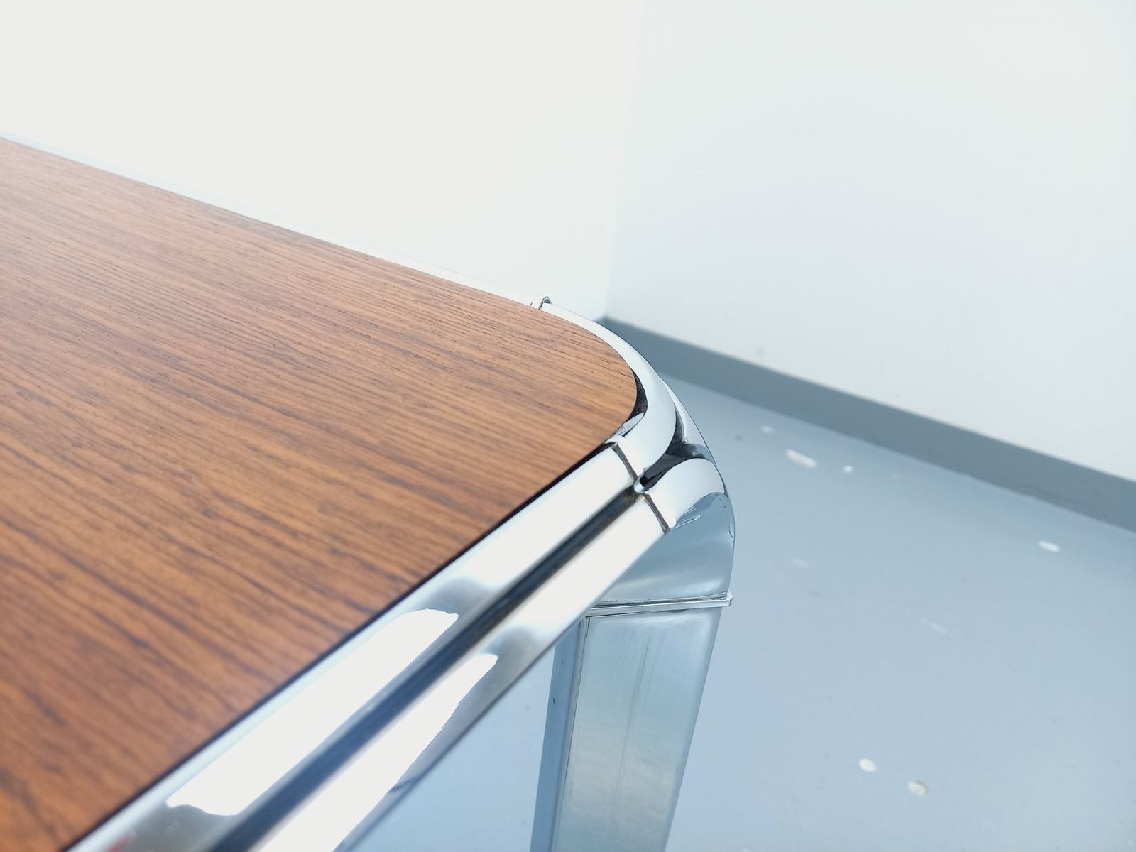 photo buy Pierre Paulin Square Table In Rosewood And Chrome Metal