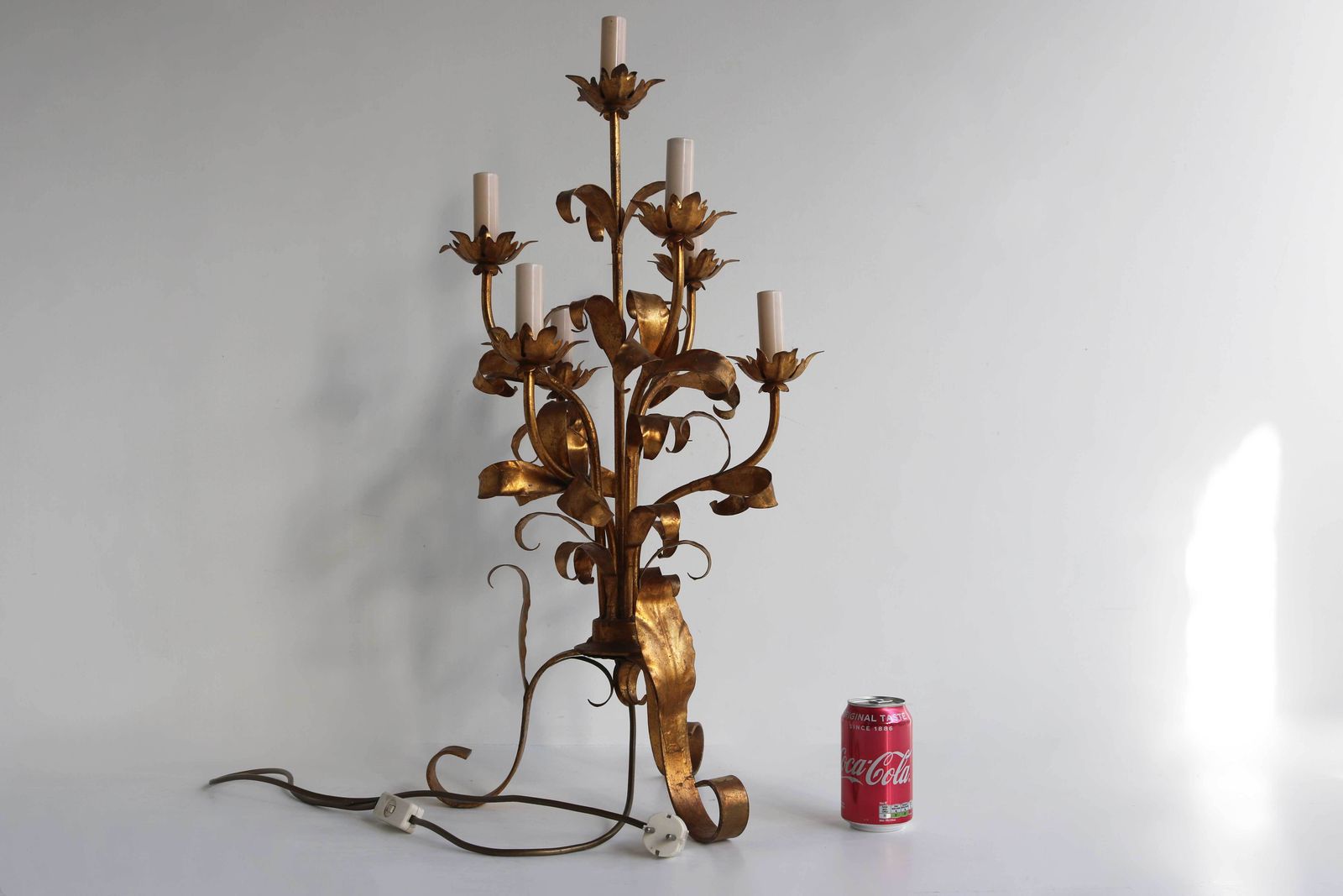 Gilded Metal Italian Tole Florentine Hand Crafted Floral Table Or Floor Lamp Attributed Hans Kögl, Germany 1970 Candelabra Hollywood Regency photo vinterior