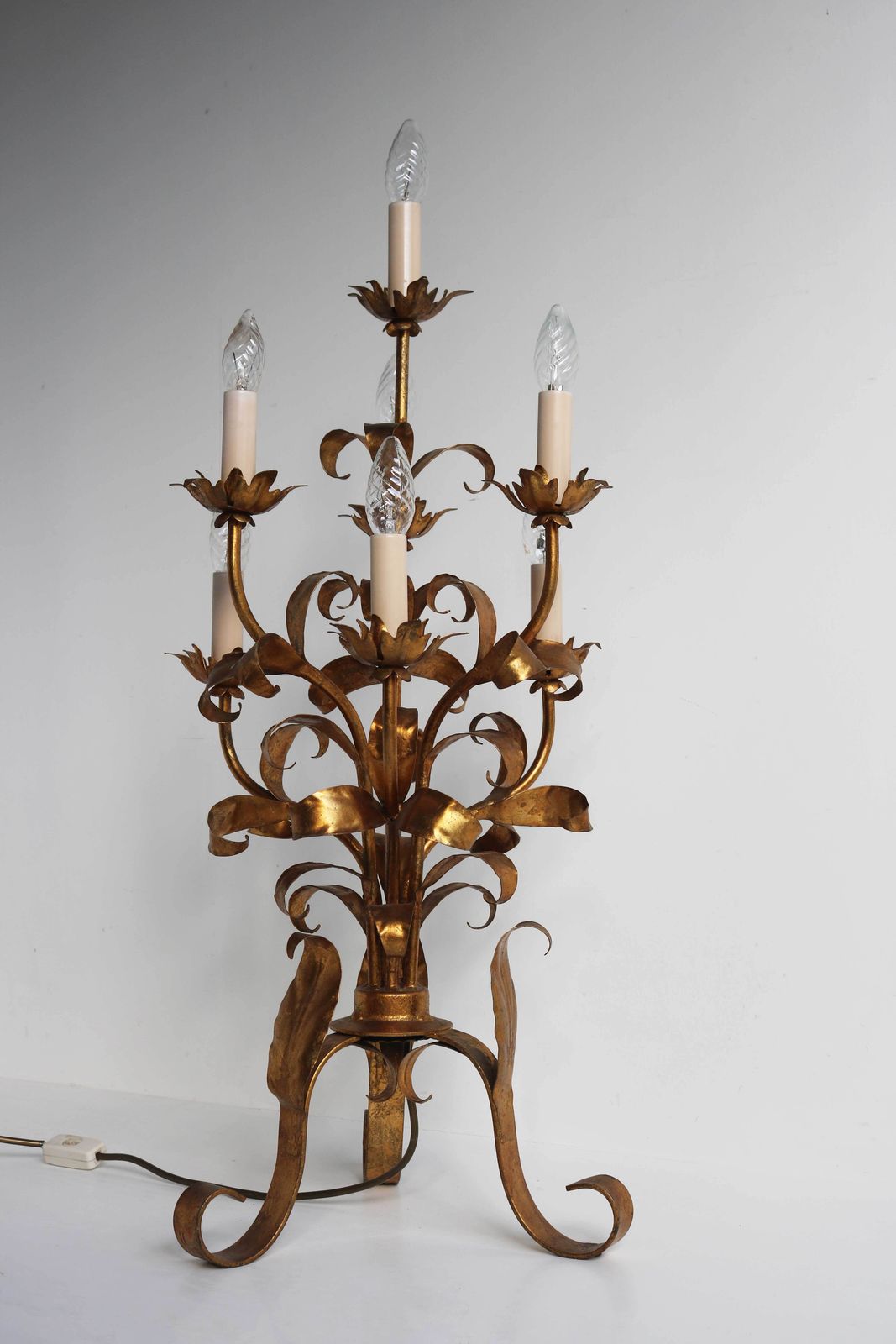 photo furniture Gilded Metal Italian Tole Florentine Hand Crafted Floral Table Or Floor Lamp Attributed Hans Kögl, Germany 1970 Candelabra Hollywood Regency