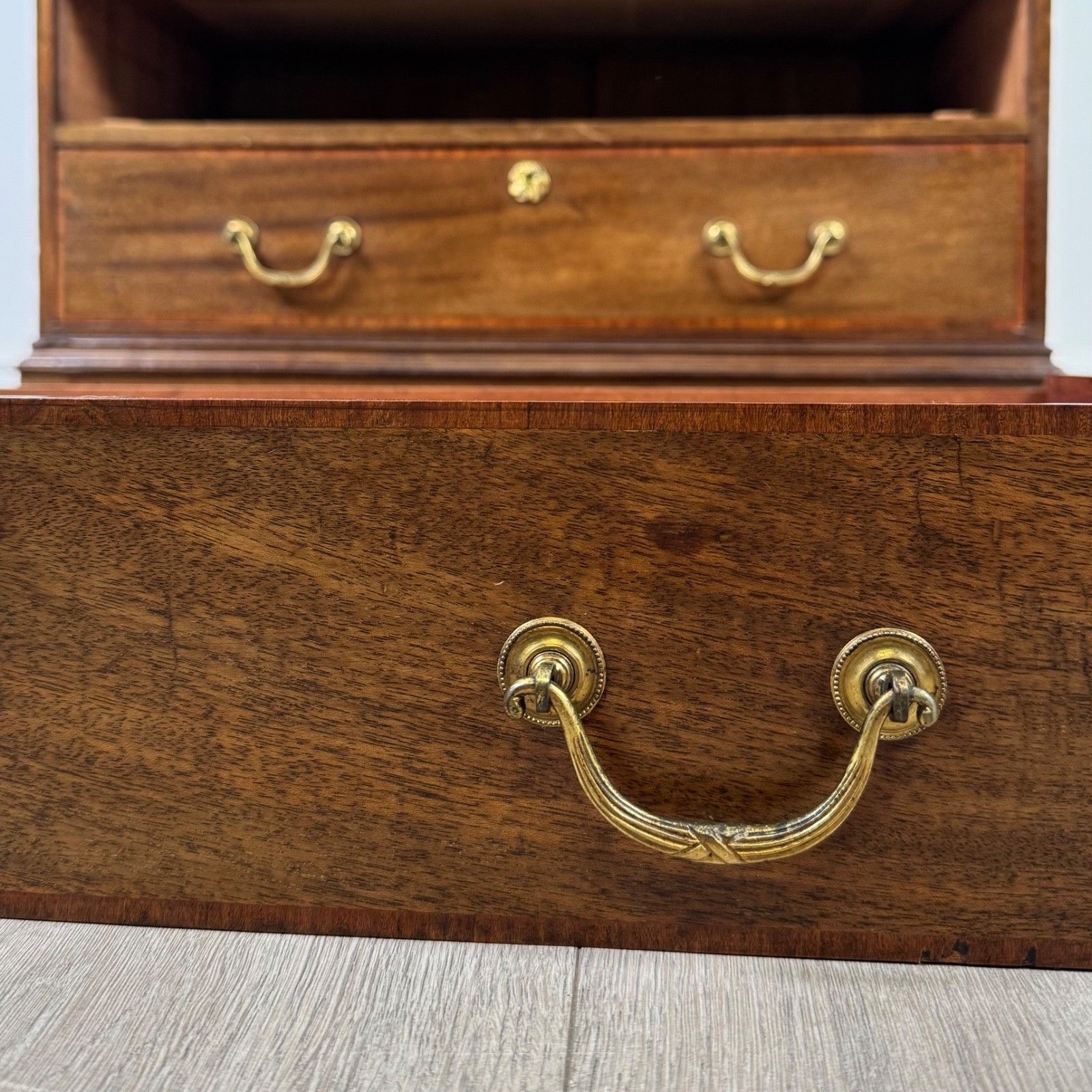 photo vinterior Antique 20th Century Fine Quality Bureau In Mahogany