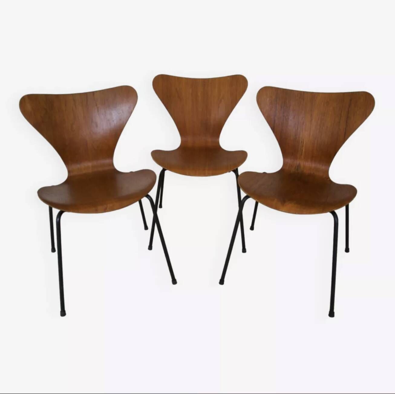 photo furniture Model 3107 Dining Chairs In Teak By Arne Jacobsen For Fritz Hansen.
