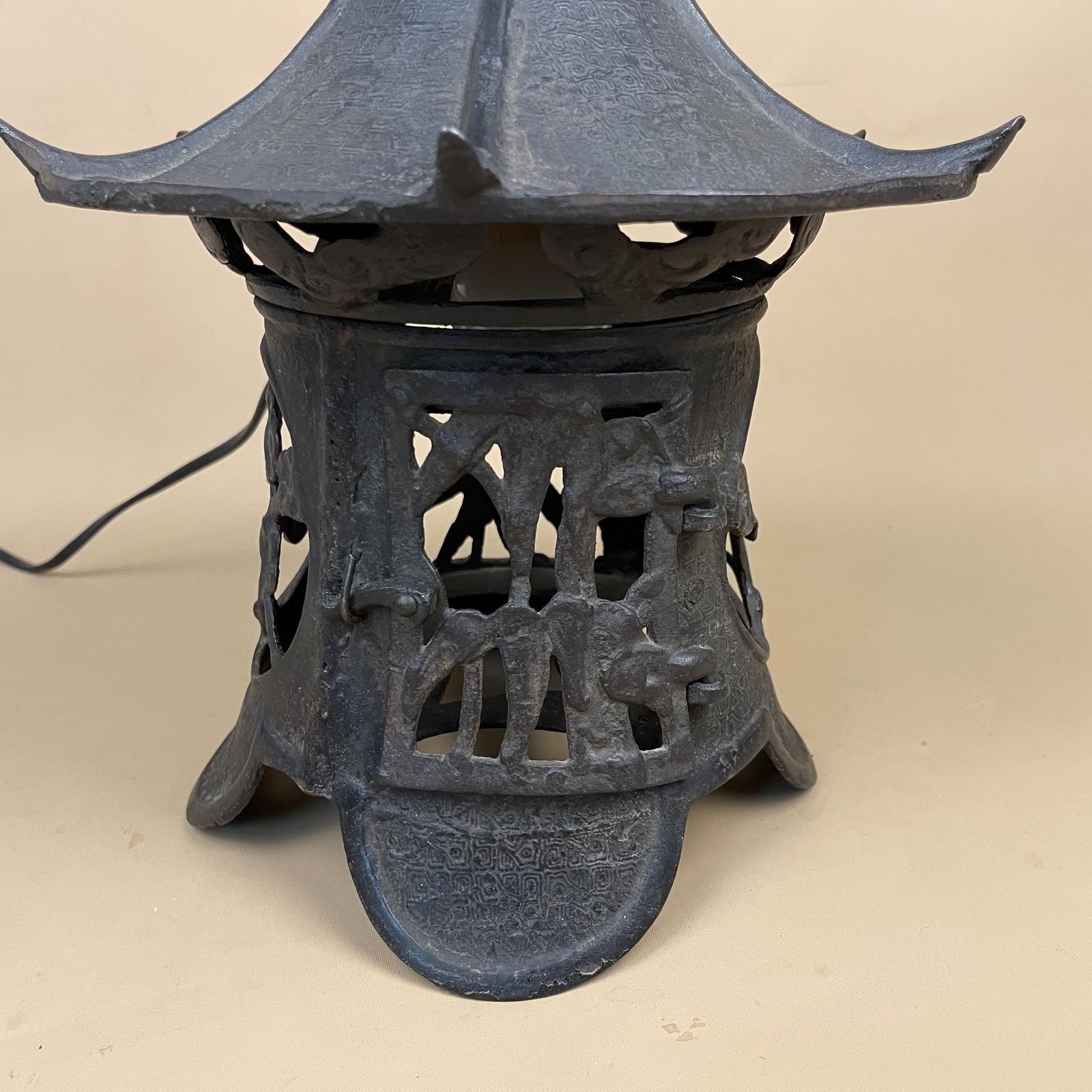 Vintage Japanese Pagoda Lantern Oriental Lamp Cast Metal Asian Style Garden Light Decor Mid Century Indoor Outdoor Lighting Home Accent Lamp photo Lighting
