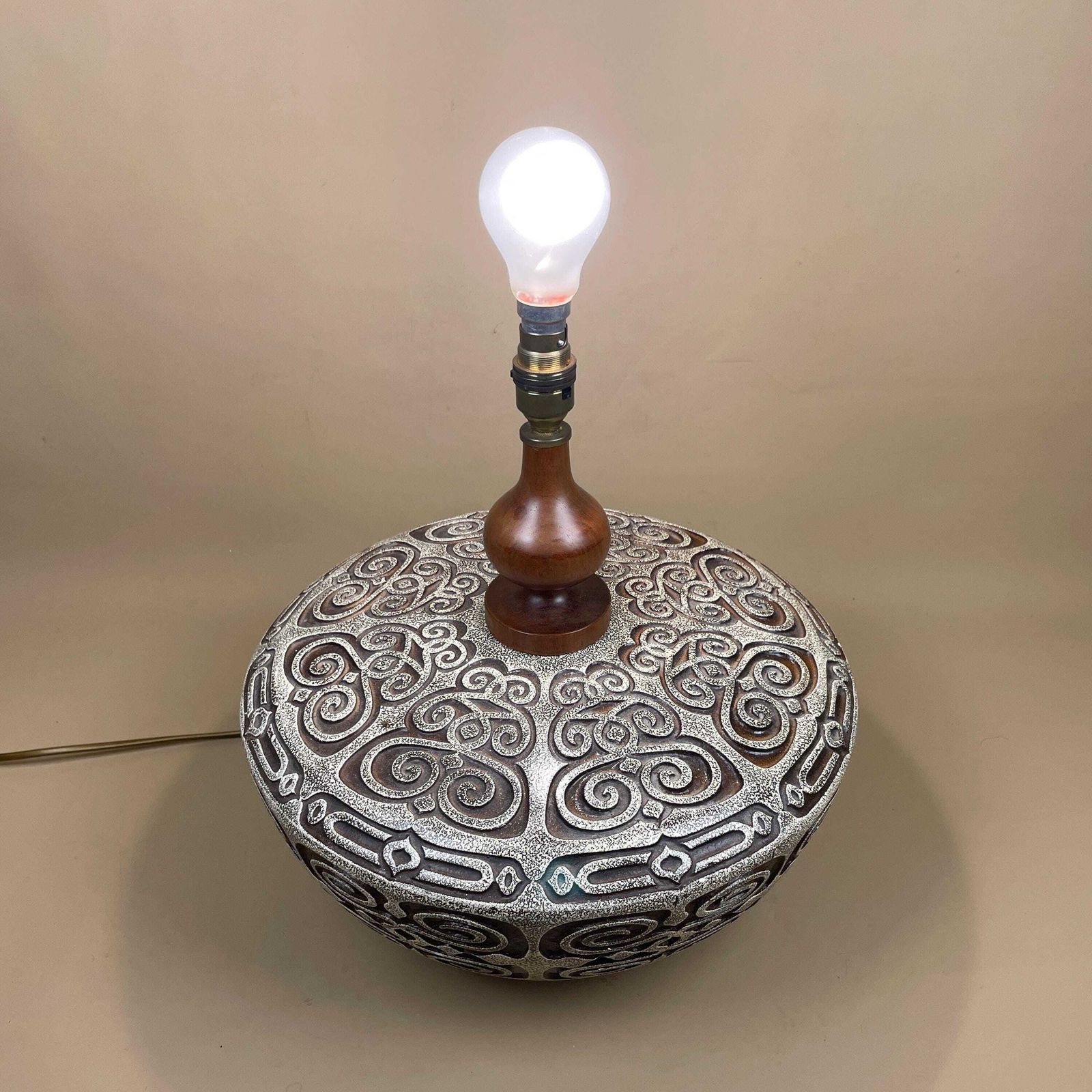 Vintage Ceramic Patterned Brown Pottery Lamp Bedside Table Light Vase Retro Cottage Antique Pattern Wooden Large Wood Statement Classic photo vinterior