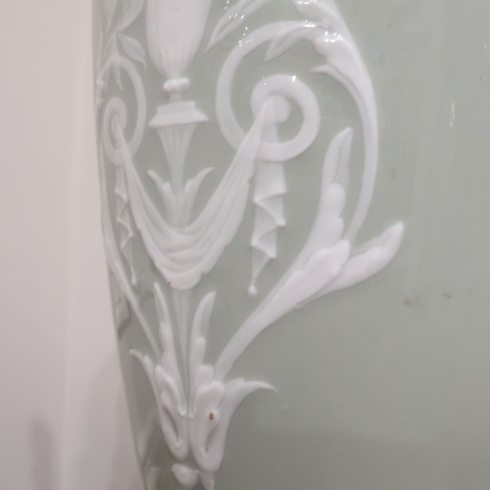 photo vintage French Pate Sur Pate Neoclassical Style Porcelain Table Lamp