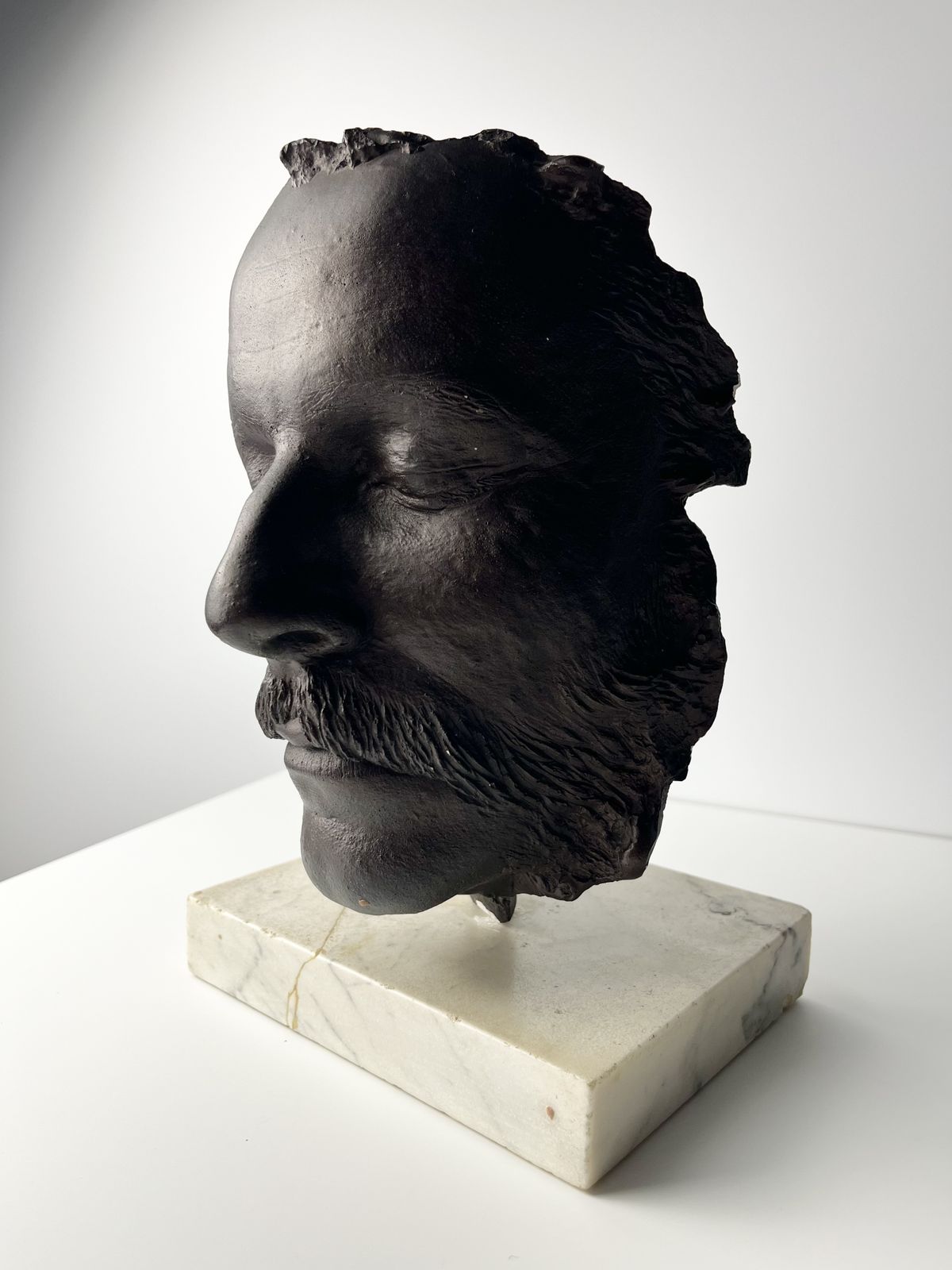 photo furniture Enigmatic Death Mask Sculpture On Marble Base, Age And Origin Unknown
