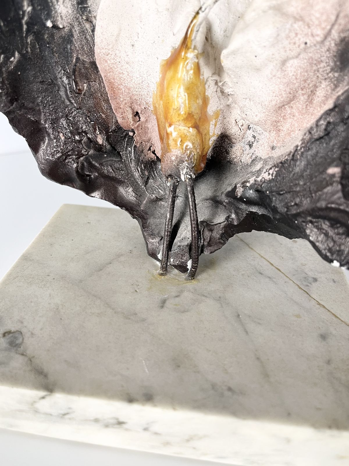 photo vinterior Enigmatic Death Mask Sculpture On Marble Base, Age And Origin Unknown