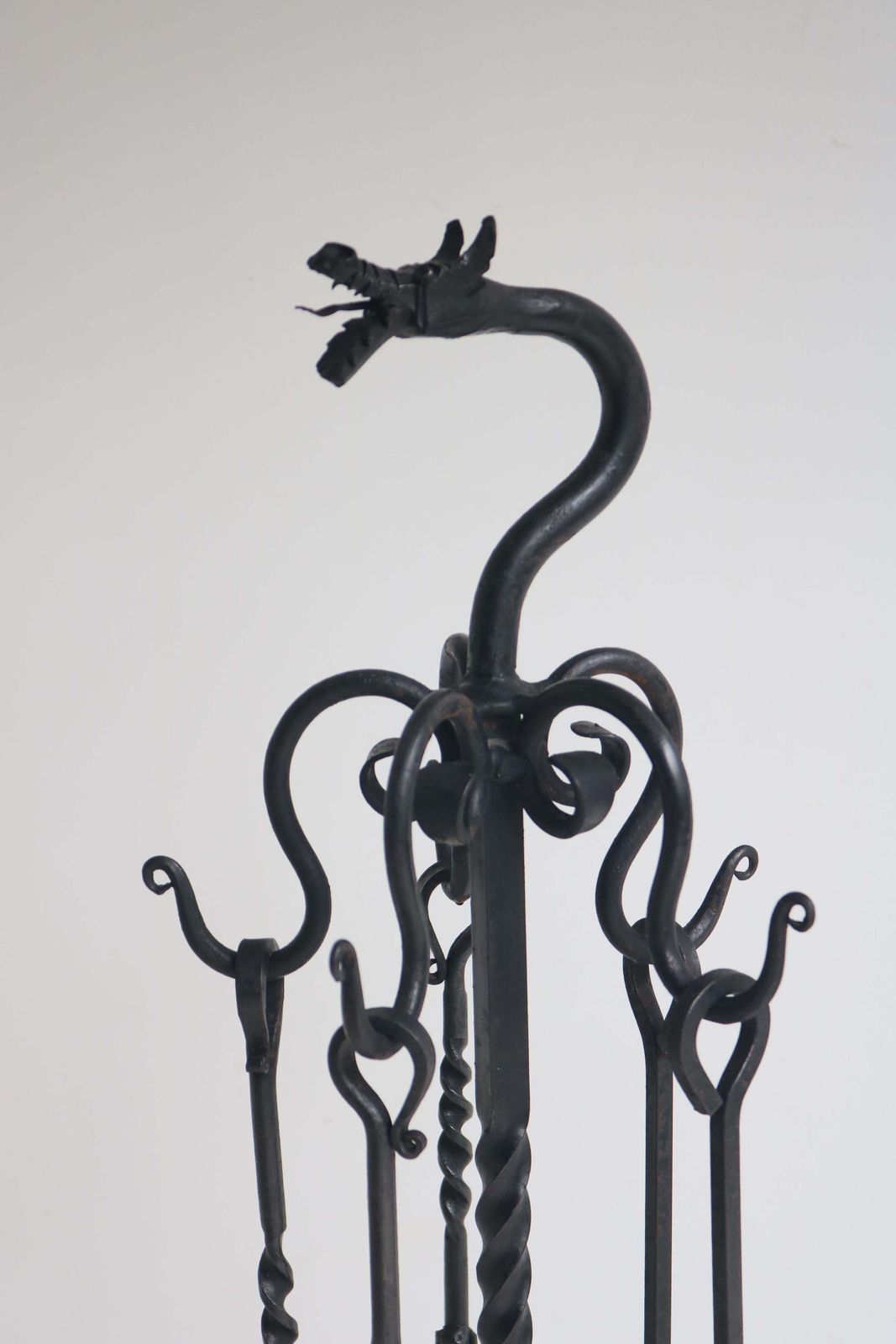 Woonaccessoires Spaans Gotisch Revival Haardgereedschapset – Gesmeed Ijzer Met Draak – Ca. 1920, Handgesmeed photo
