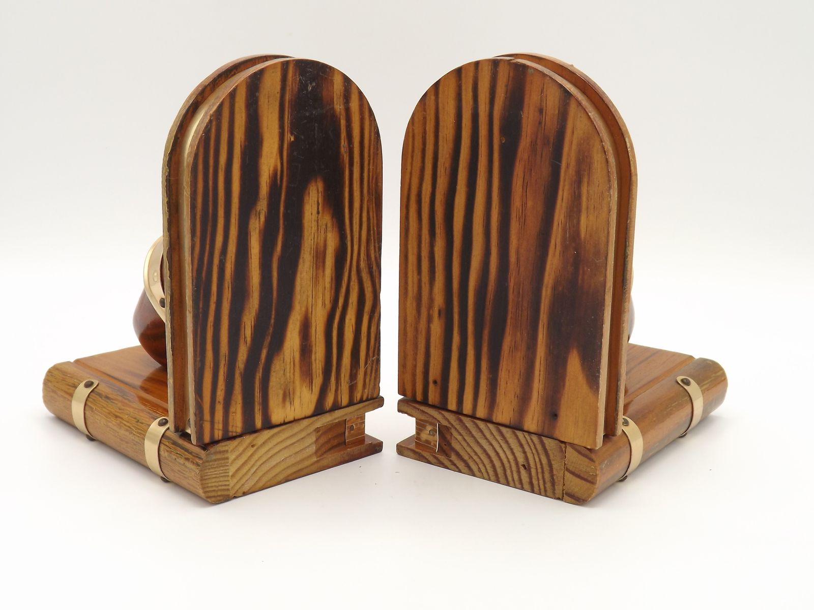 Serre-livres bretons vintage en bois sculpté à la main, motifs livre et sabot photo furniture