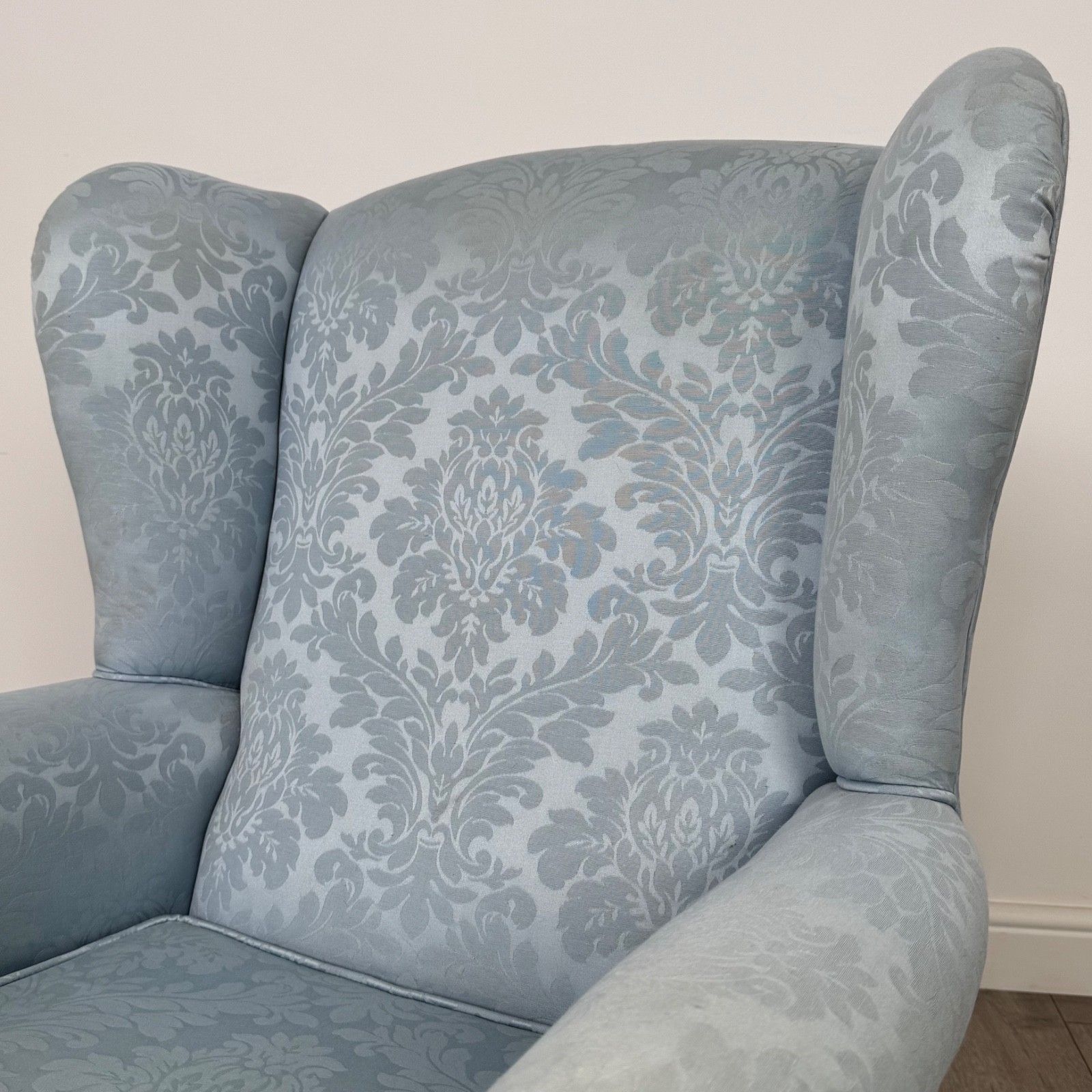 photo furniture Antique 20th Century Wingback Armchair In Oak