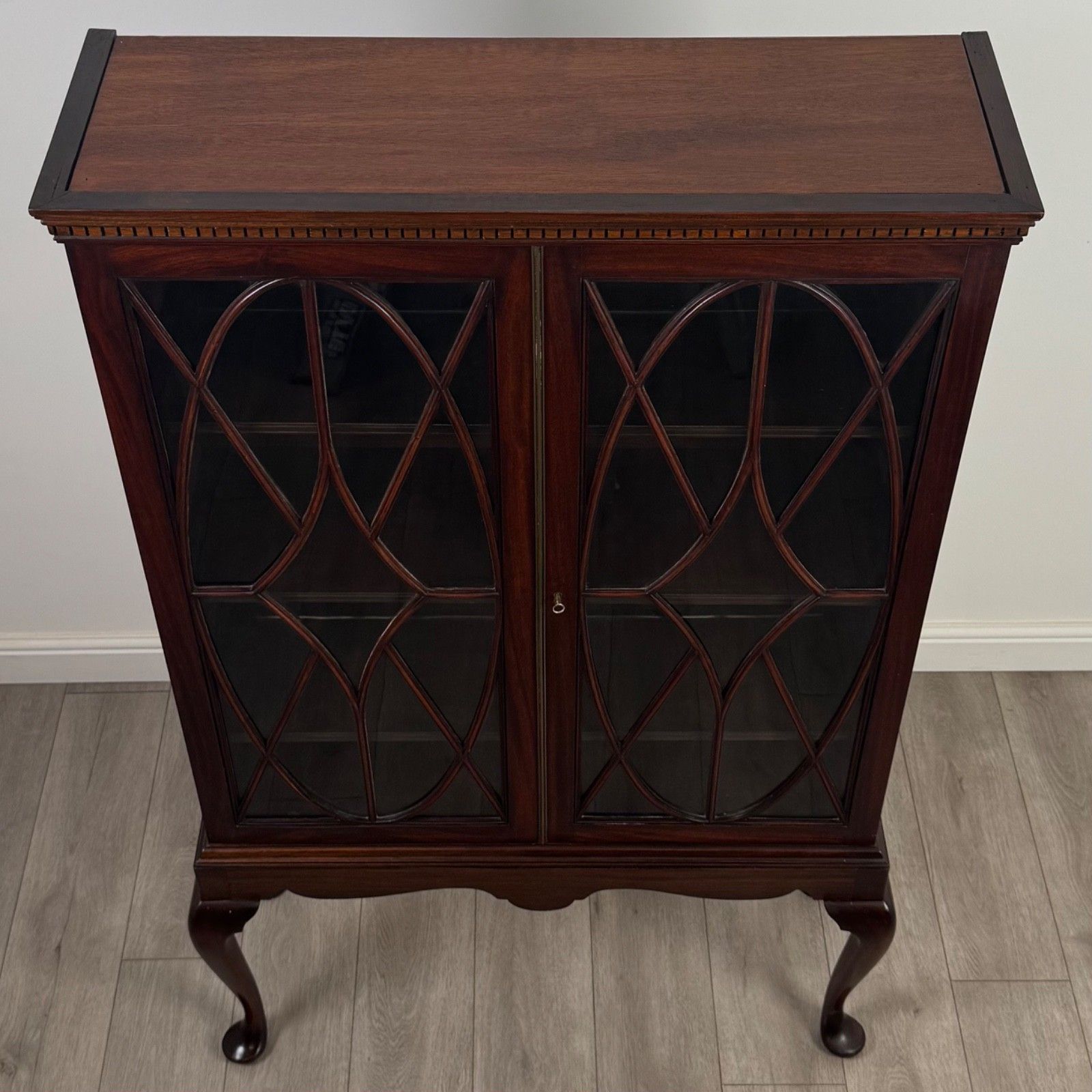 Furniture Antique 20th Century Display Cabinet In Mahogany photo