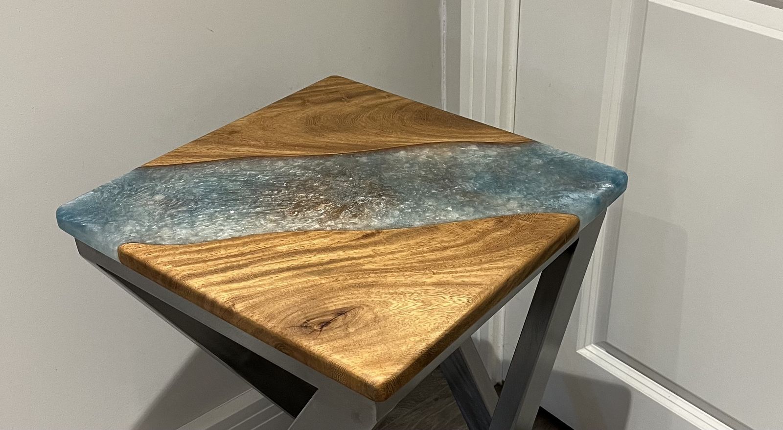 photo vinterior Handcrafted Wild Mango Wood With High Quality Epoxy Resin   Side/Coffee Table Unique Design