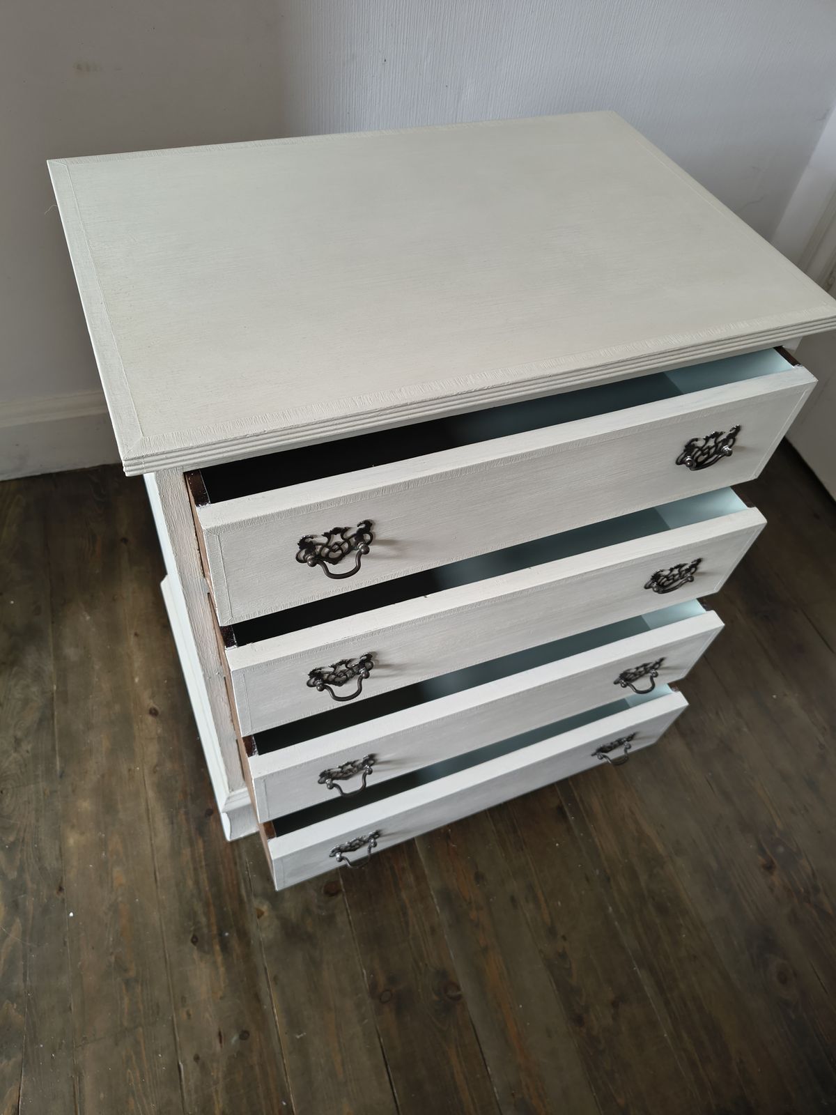 photo vinterior White Painted Vintage Chest Of Drawers