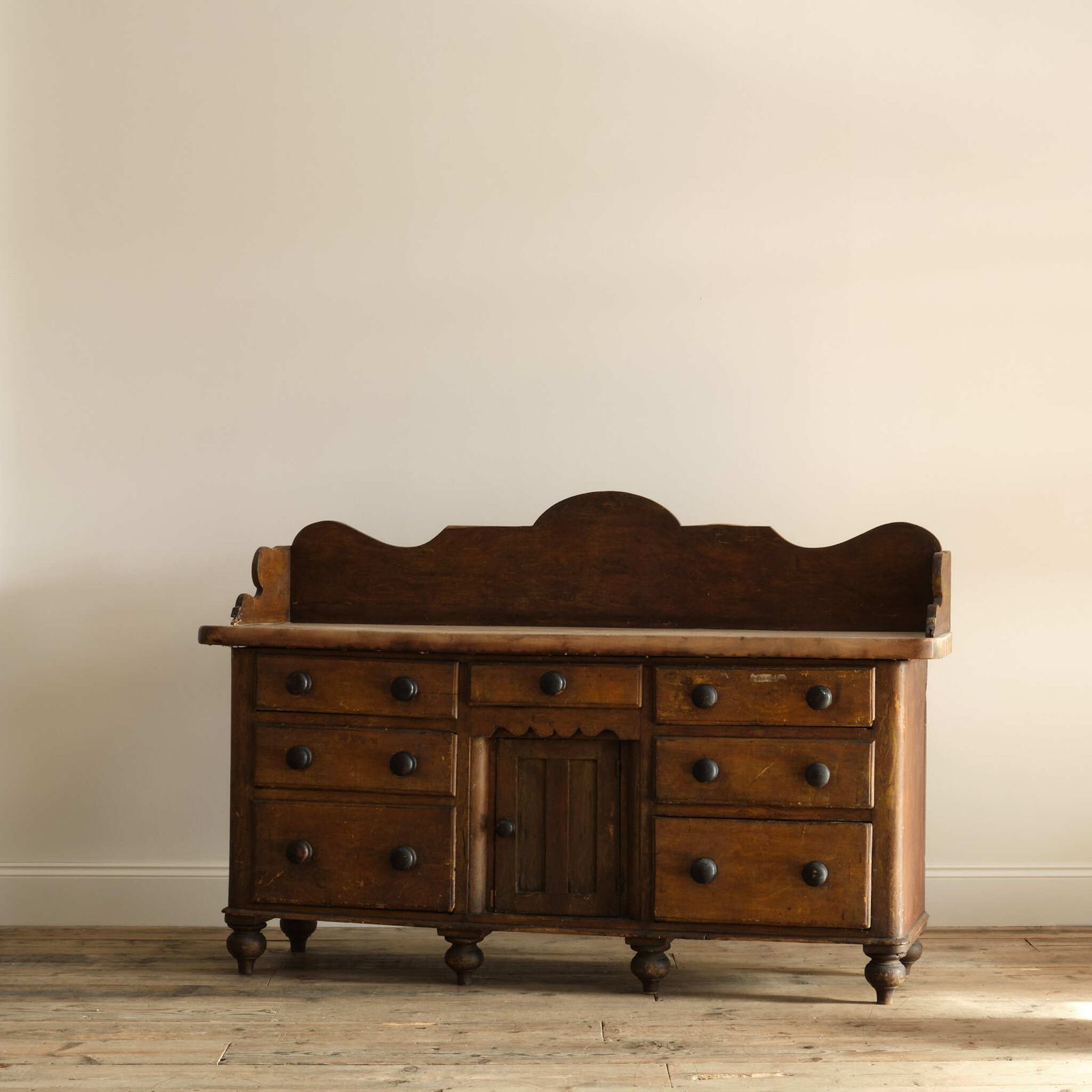 photo furniture 19th Century Kitchen Dresser In Original Paint