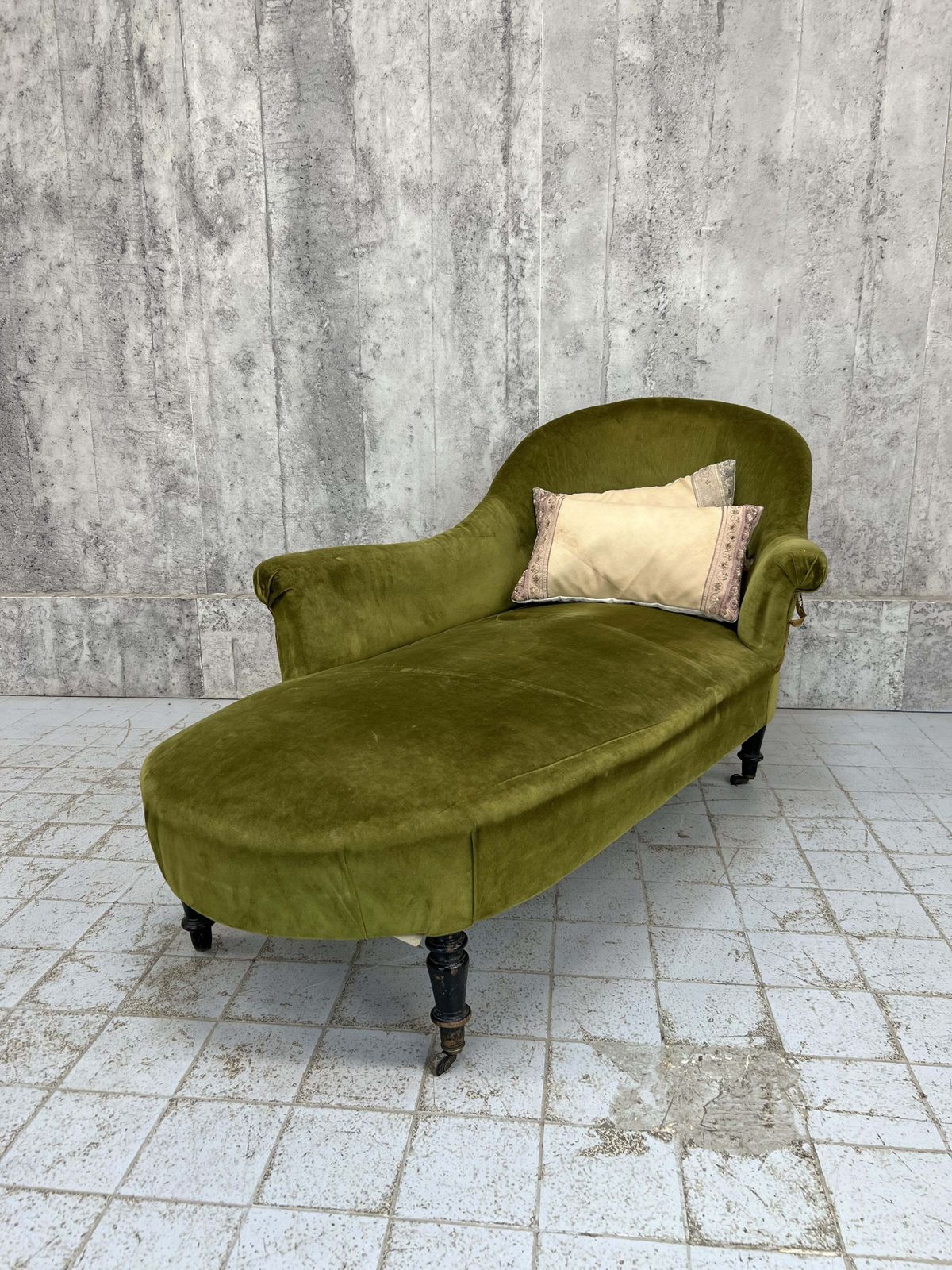 Furniture Napoleon III Moss Green Velvet Chaise Longue photo