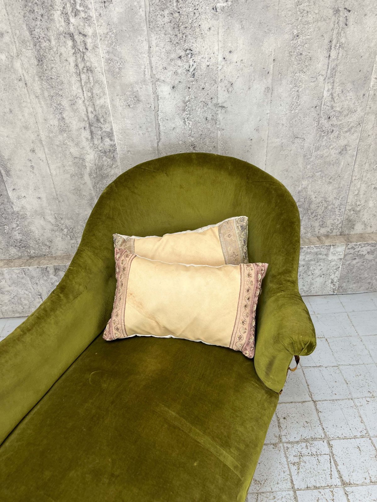 695.0 Napoleon III Moss Green Velvet Chaise Longue photo