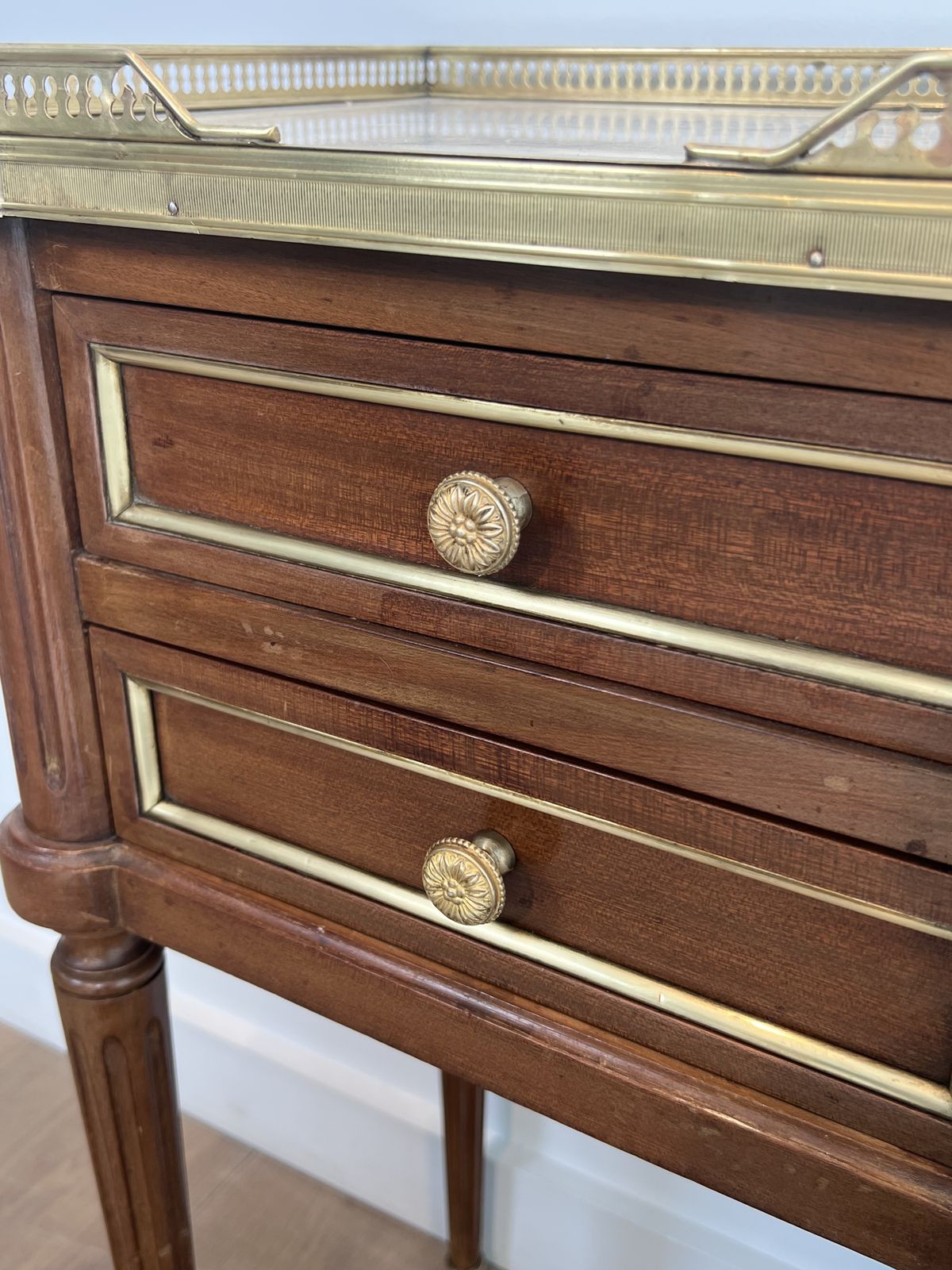 photo vintage Pair Of Mahogany And Brass End Tables Or Bedside Tables With Carrara Marble Tops In The Style Of Maison Jansen. Circa 1940