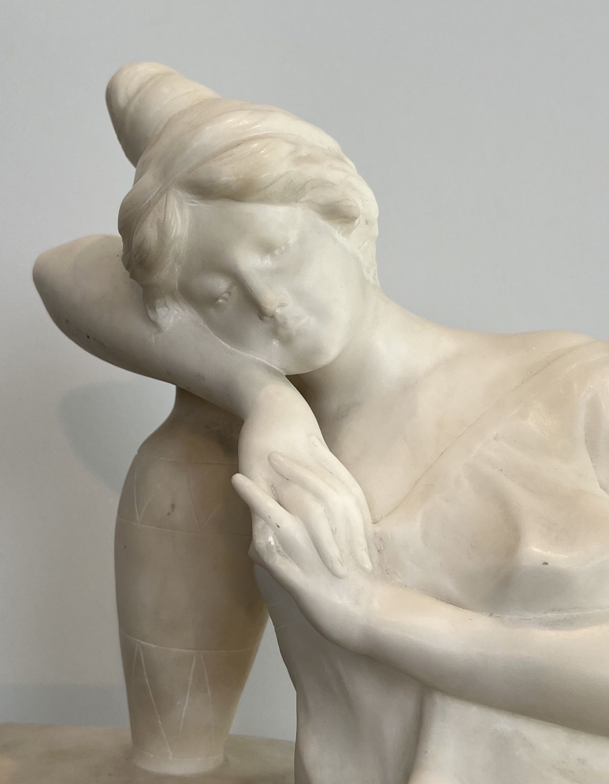 Carrara Marble Sculpture Representing A Romantic Young Girl With A Jug. Italian Work Signed Dante Zoi Of Florence. 19th Century photo vinterior