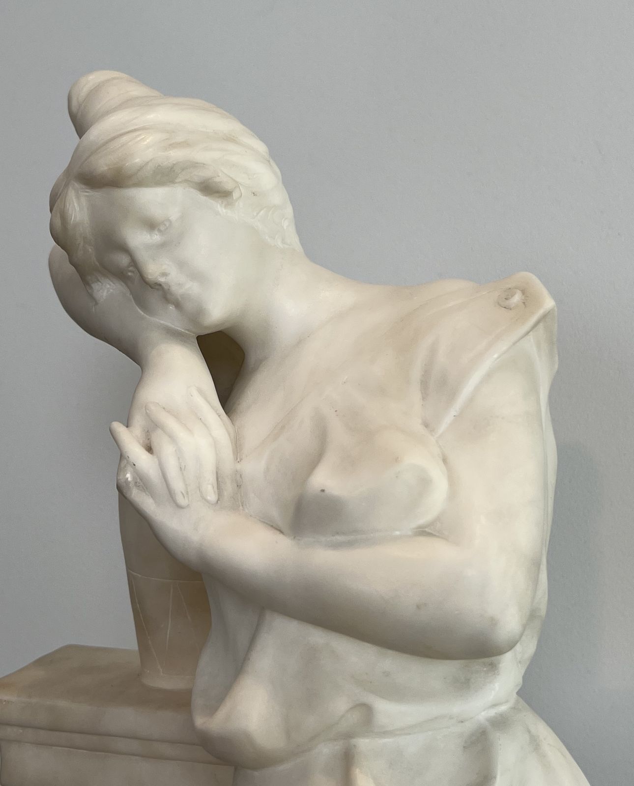 photo vintage Carrara Marble Sculpture Representing A Romantic Young Girl With A Jug. Italian Work Signed Dante Zoi Of Florence. 19th Century