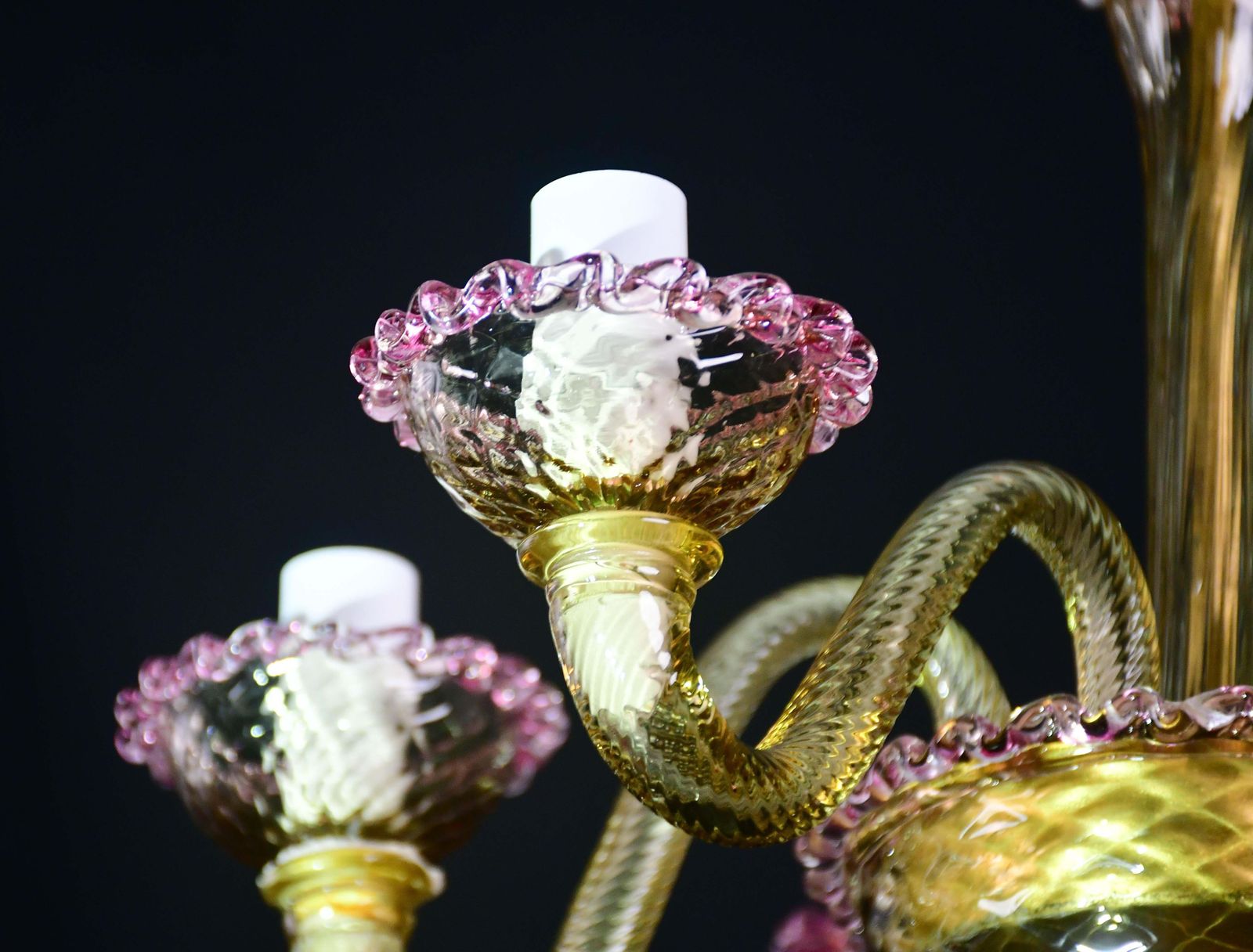 photo vintage Pretty Venetian Chandelier, Pink And Gold Glass, 1950s