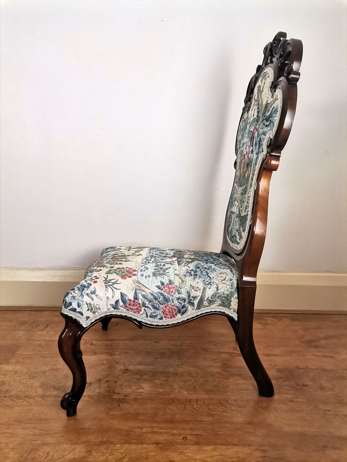 Victorian Carved Rosewood Nursing Chair / Ladies Chair photo Furniture