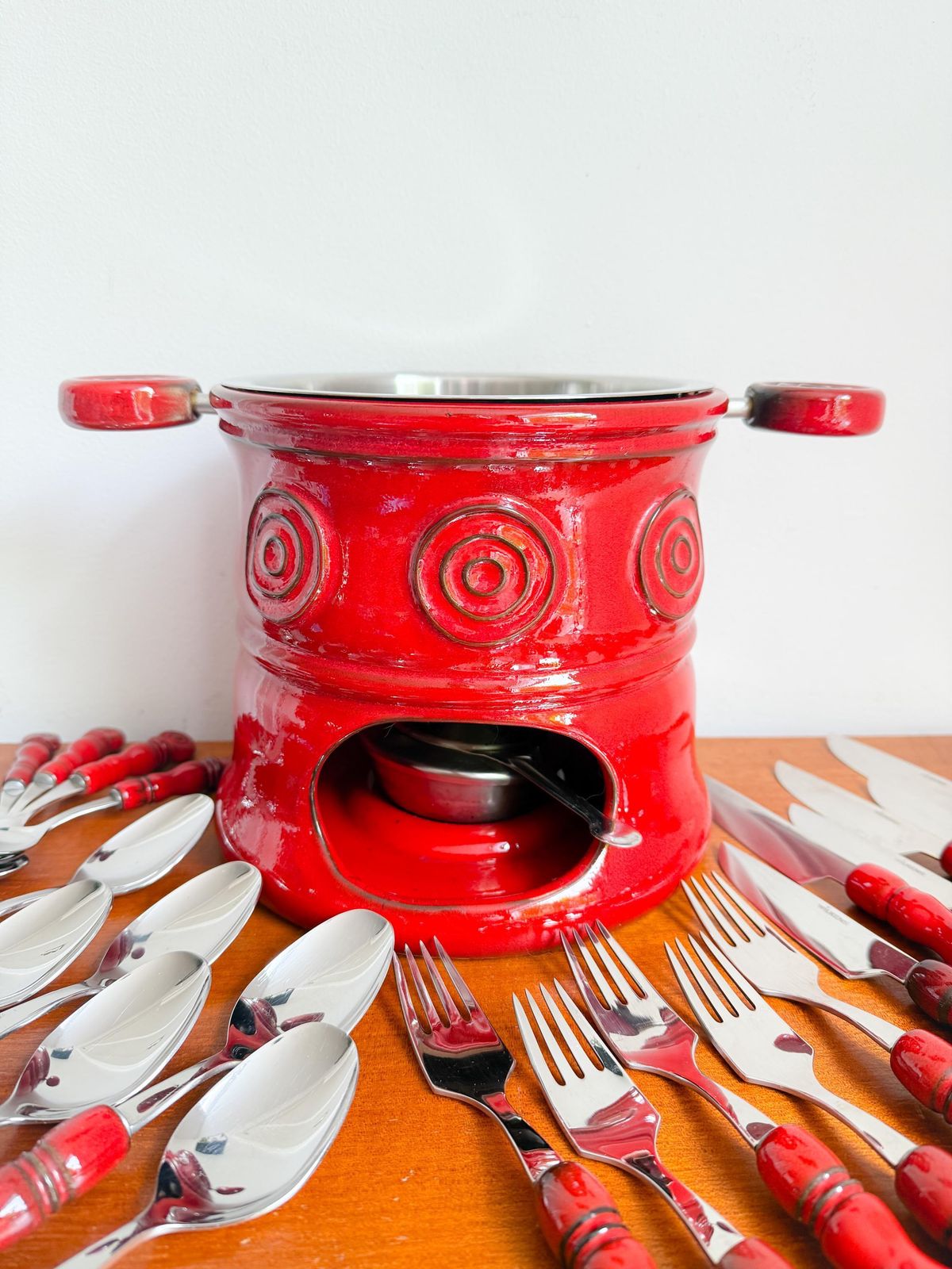 Vintage Wilkens "Tirol" Bestekset En Fonduepan – Rood Keramiek & Roestvrij Staal 18/8 – Made In Germany – Jaren 1970 Mid Century photo vintage