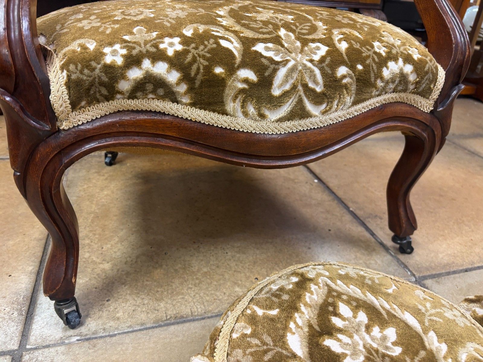 photo furniture Victorian Italian Style Mahogany Salon Chair With Upholstered Footstool
