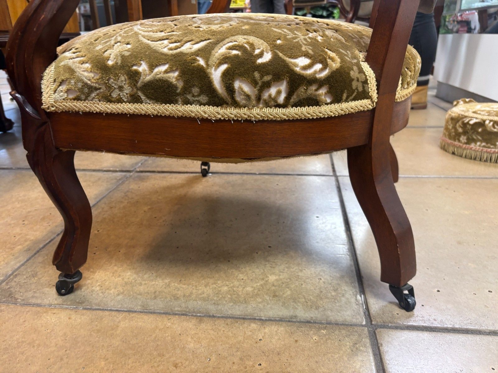 photo vinterior Victorian Italian Style Mahogany Salon Chair With Upholstered Footstool