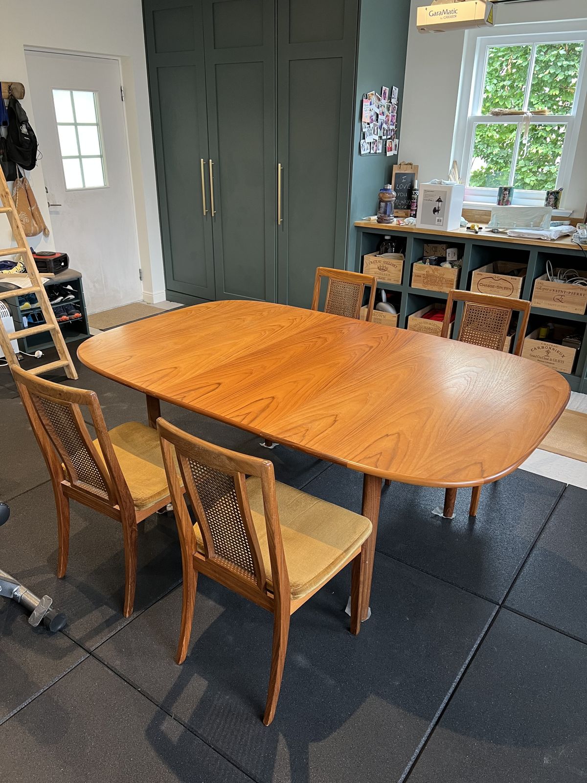 G Plan Sienna Dining Table And Set Of 8 Matching Chairs