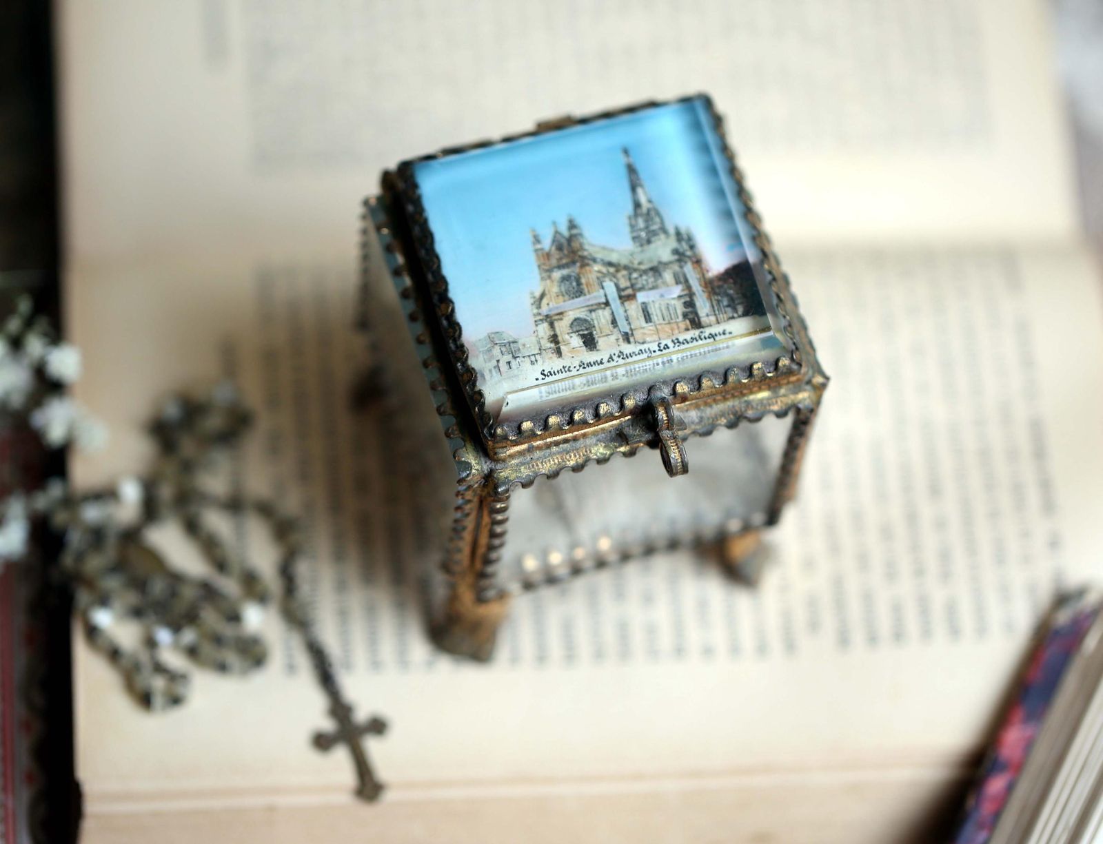 Antique French Ormolu Glass Jewelry Box Basilica Sainte Anne D'auray Souvenir photo Home Decor