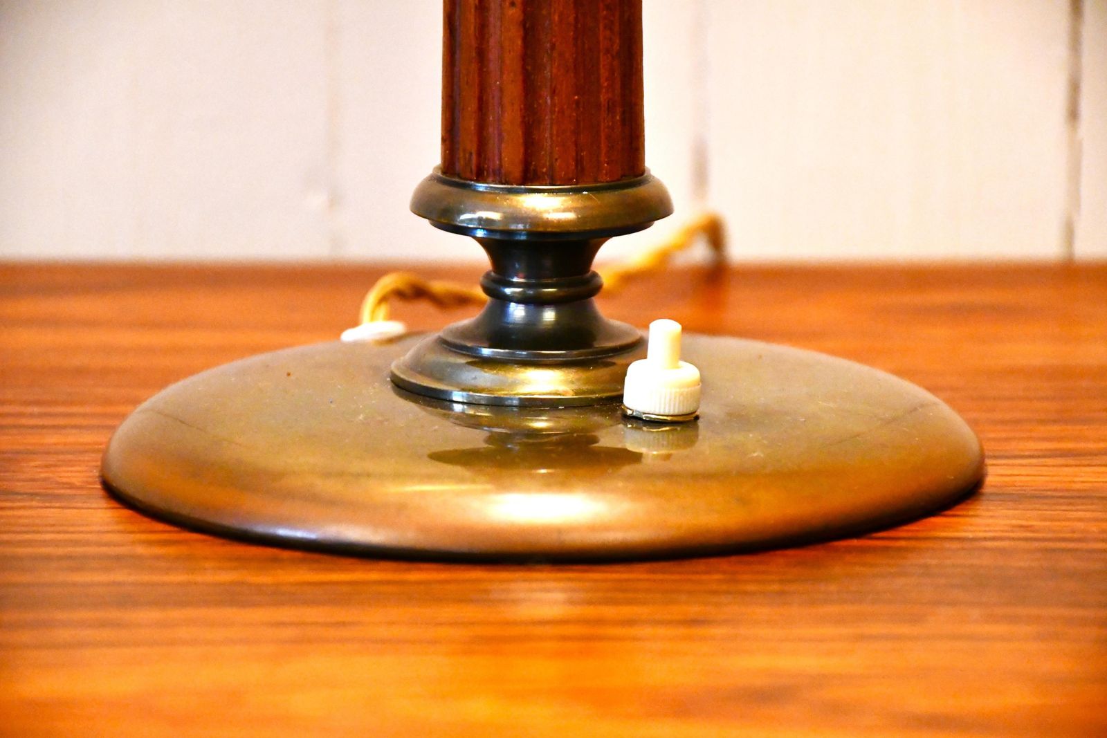 photo vintage Swedish Brass And Oak Table Lamp By Erik Tidstrand For Nordiska Kompaniet, 1940s