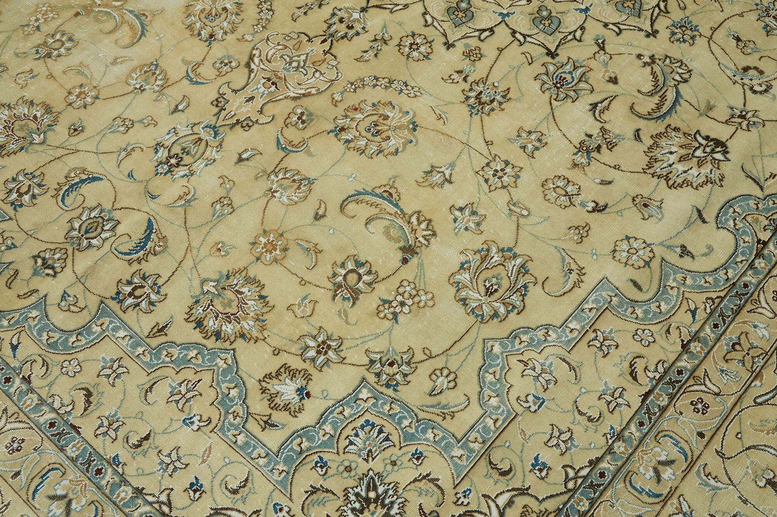 photo furniture Handmade Vintage Large Area Rug 242 Cm X 342 Cm