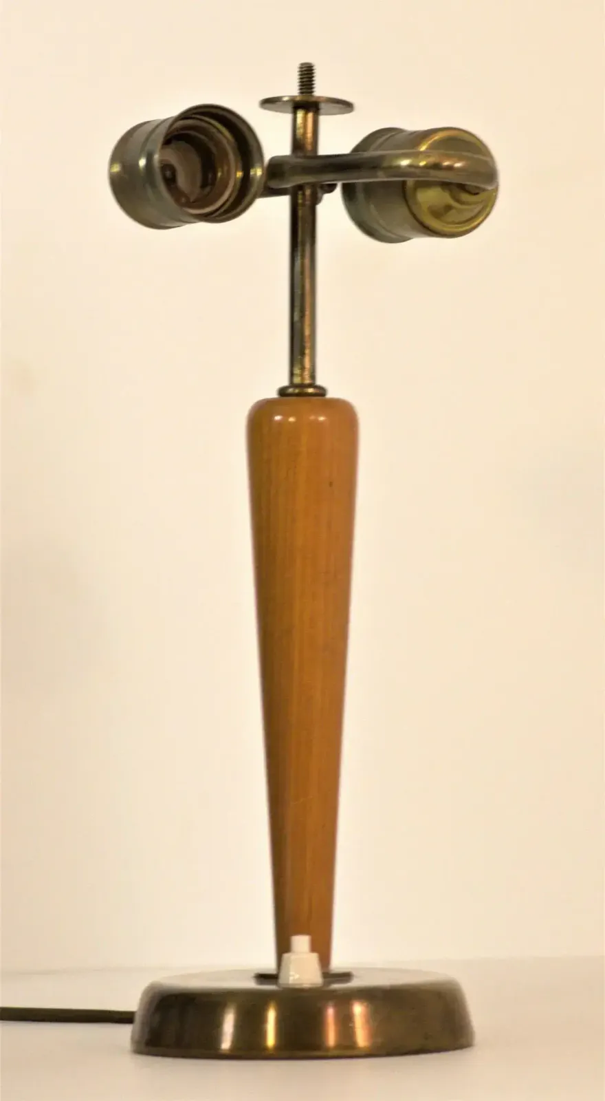 Swedish Grace Period Brass And Oakwood Table Lamp By Böhlmarks, 1920s photo vintage