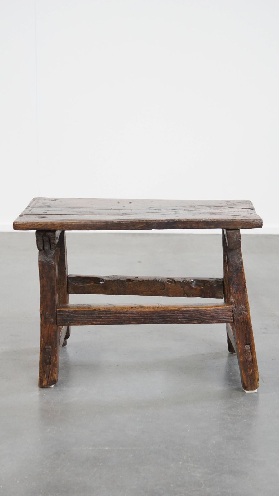 Uniek Antiek Spaans Bijzettafeltje/Krukje Uit De 16e Eeuw Met Fraaie Details photo furniture