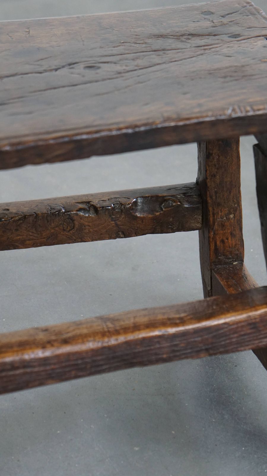 photo furniture Uniek Antiek Spaans Bijzettafeltje/Krukje Uit De 16e Eeuw Met Fraaie Details