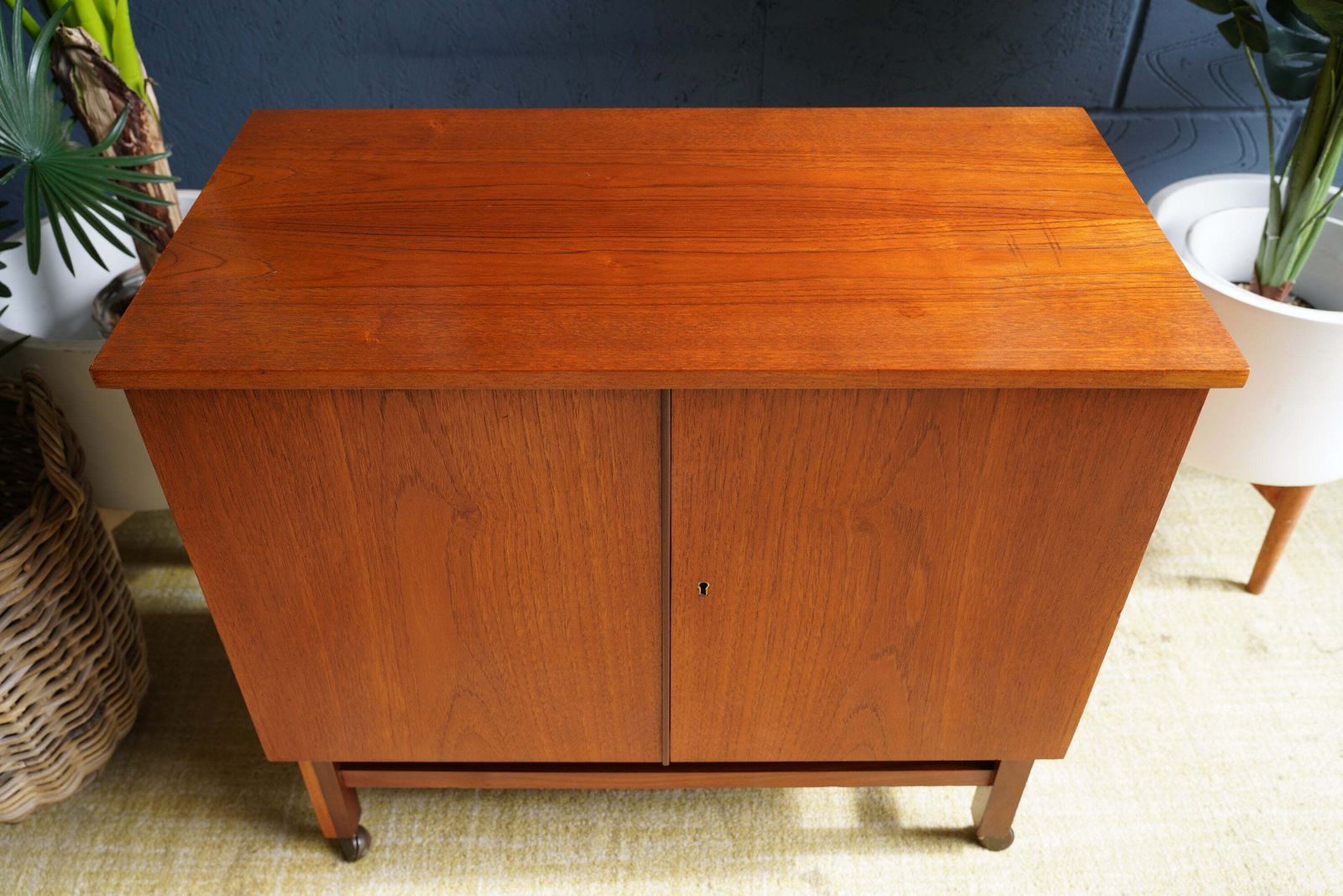 photo vinterior Mid Century Teak Drinks Cabinet On Castors