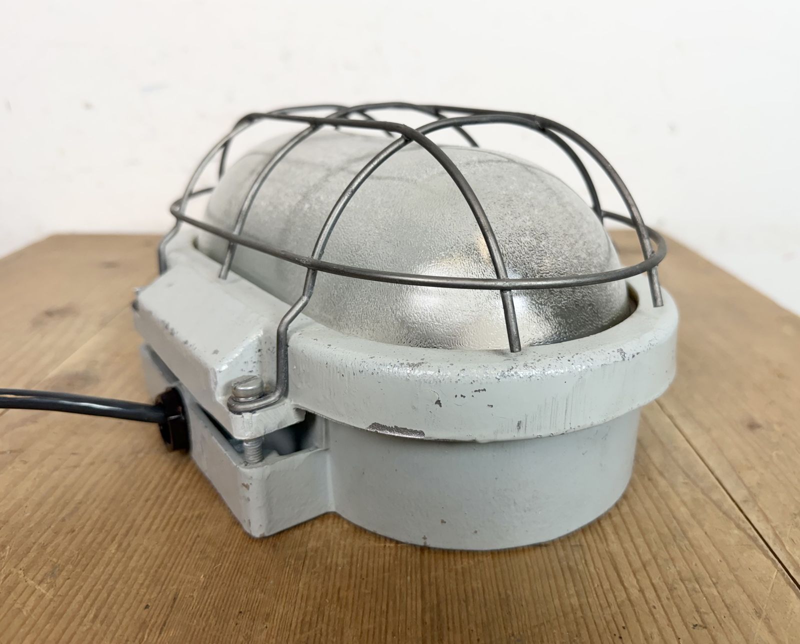 Industrial Cast Aluminium Wall Light With Frosted Glass From Elektrosvit, 1970s, 5x photo vinterior