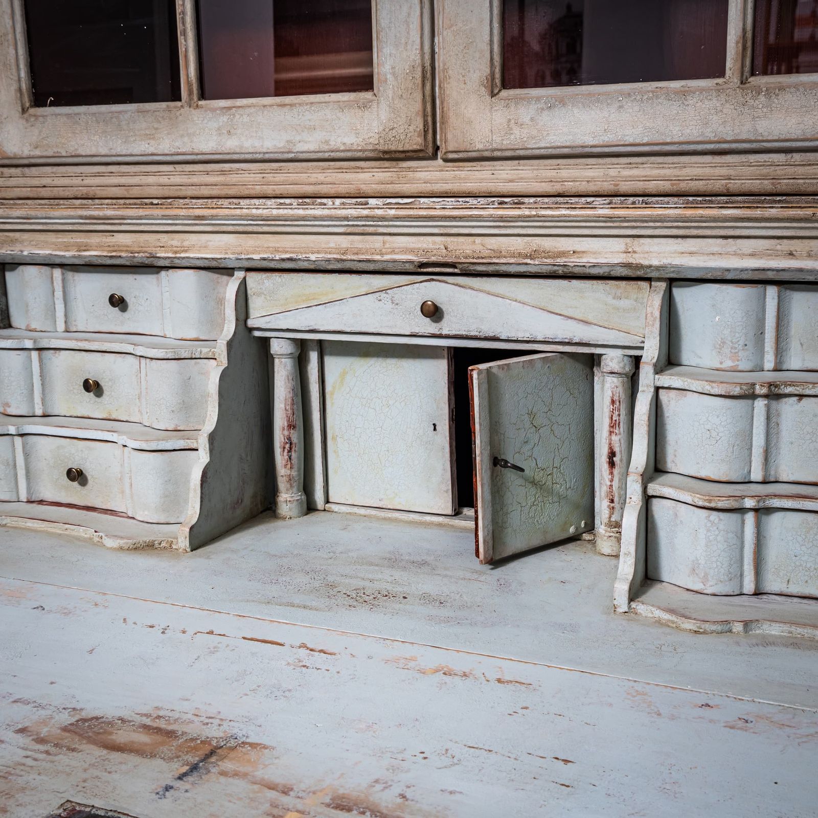 photo for sale Wit Geschilderd Secretaire Met Glazen Bovenkast, 18e Eeuw