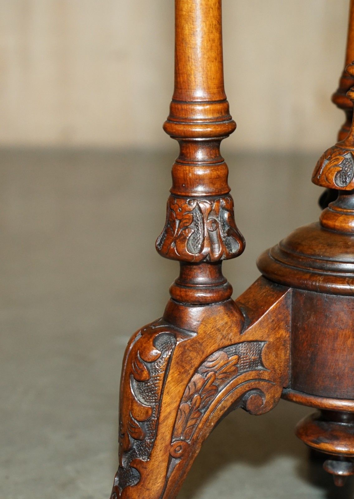 photo vinterior Antique Mahogany Satinwood & Walnut Chess Games Table With Lovely Turned Base