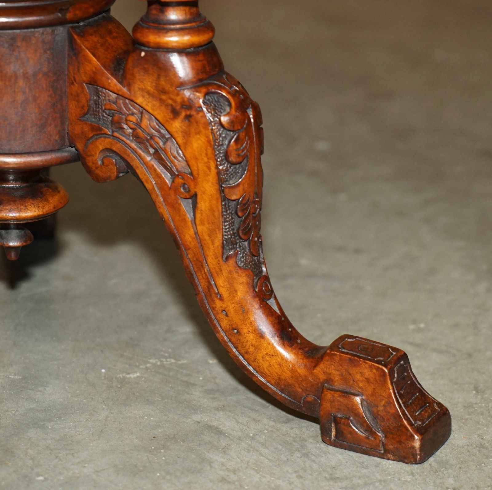 photo vintage Antique Mahogany Satinwood & Walnut Chess Games Table With Lovely Turned Base