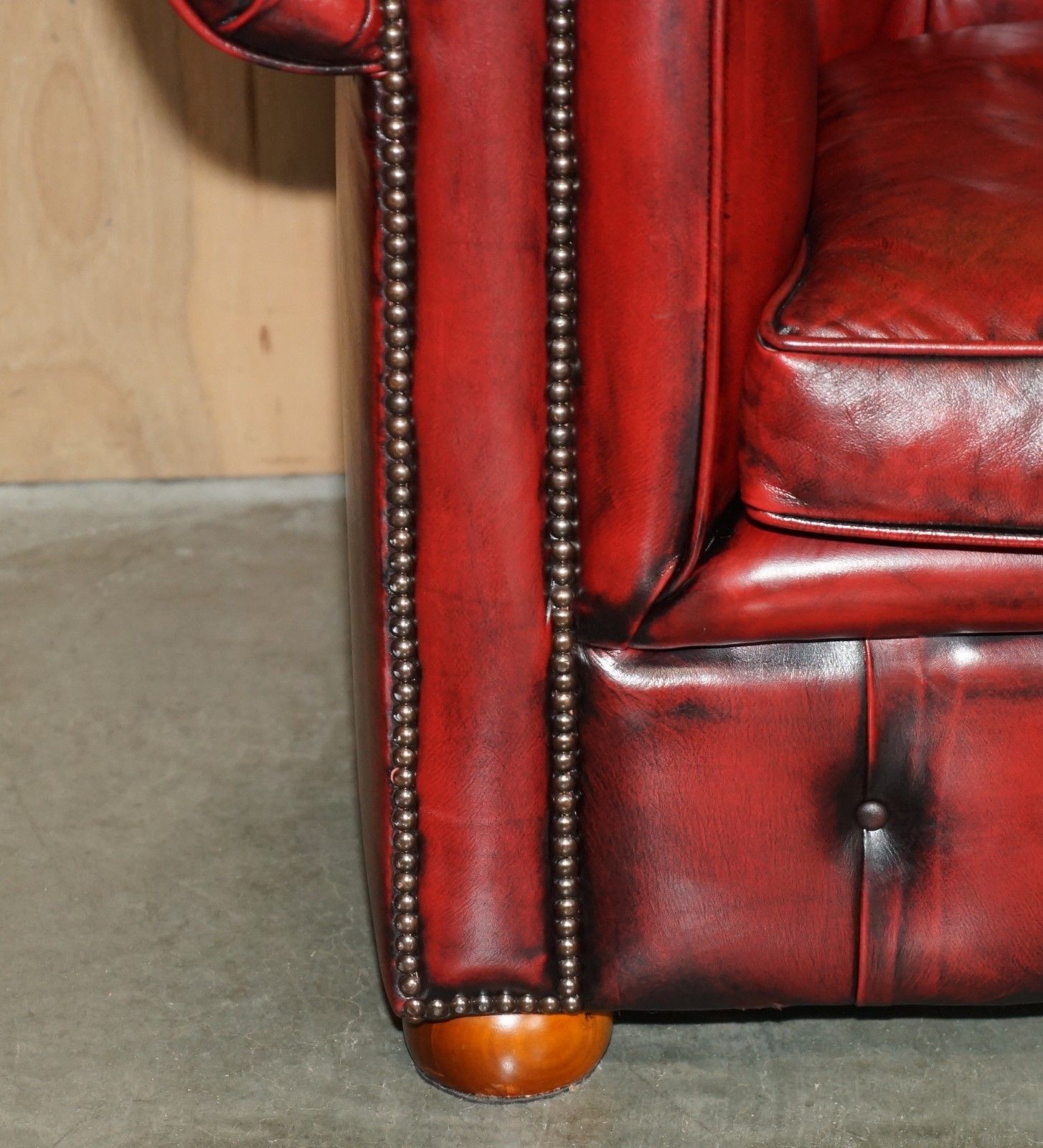Lovely Vintage Oxblood Bordeaux Leather Chesterfield Club Sofa Part Of Suite photo vinterior