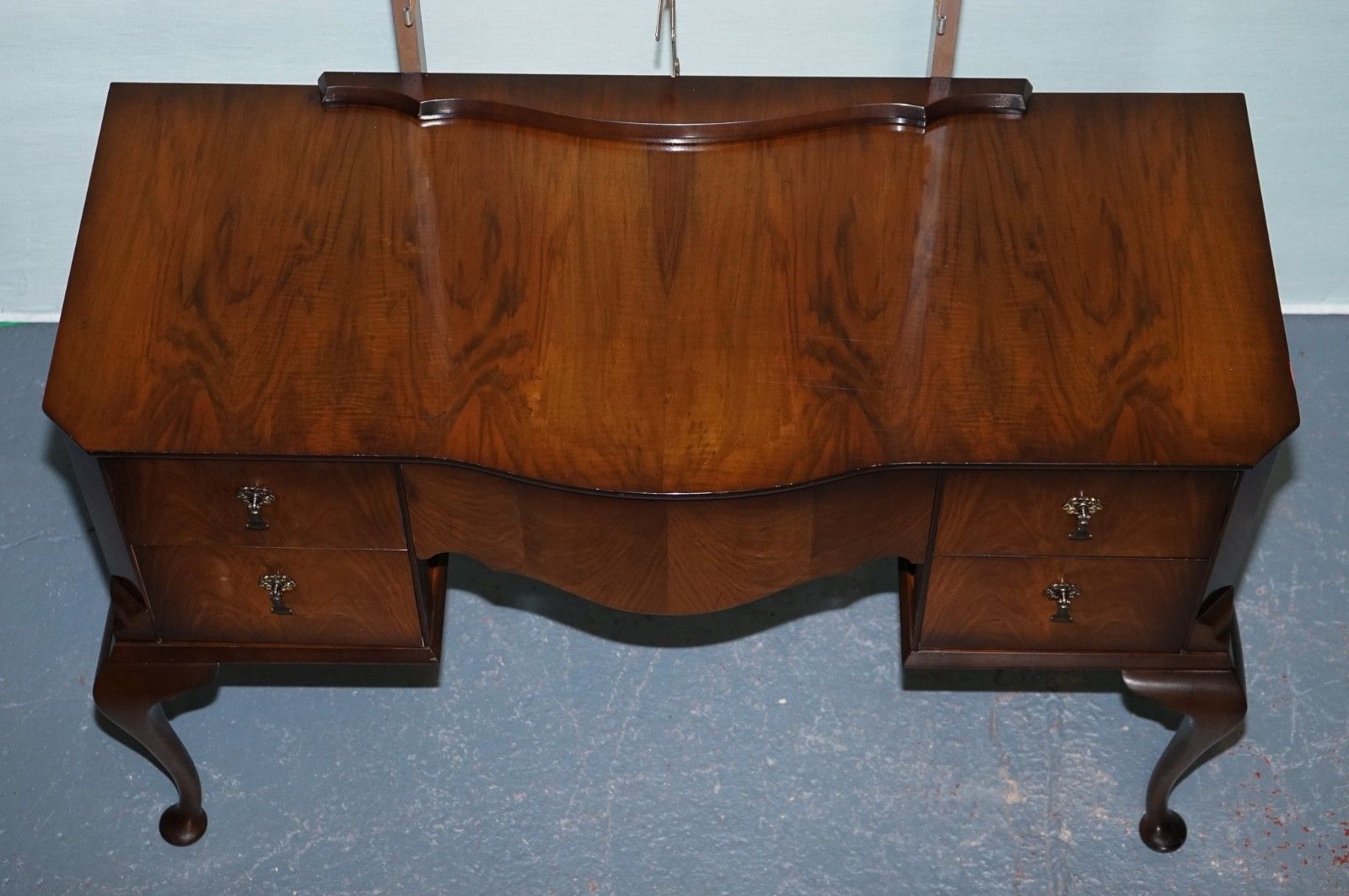 photo furniture Vintage Queen Anne Style Legs Dressing Table Vanity With Large Mirror